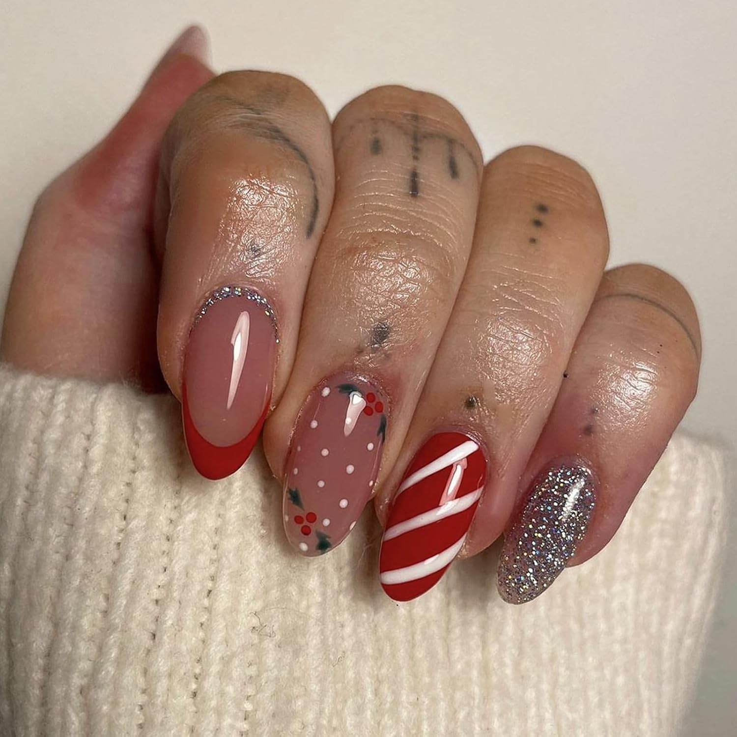 24 Piezas Navidad Uñas Postizas Almendra Medianas Francesas Brillantes Uñas Falsas con Diseños de Rayas de Caramelo Acrílico Uñas Press on Cobertura Completa Artificiales Uñas para Mujeres y Niñas