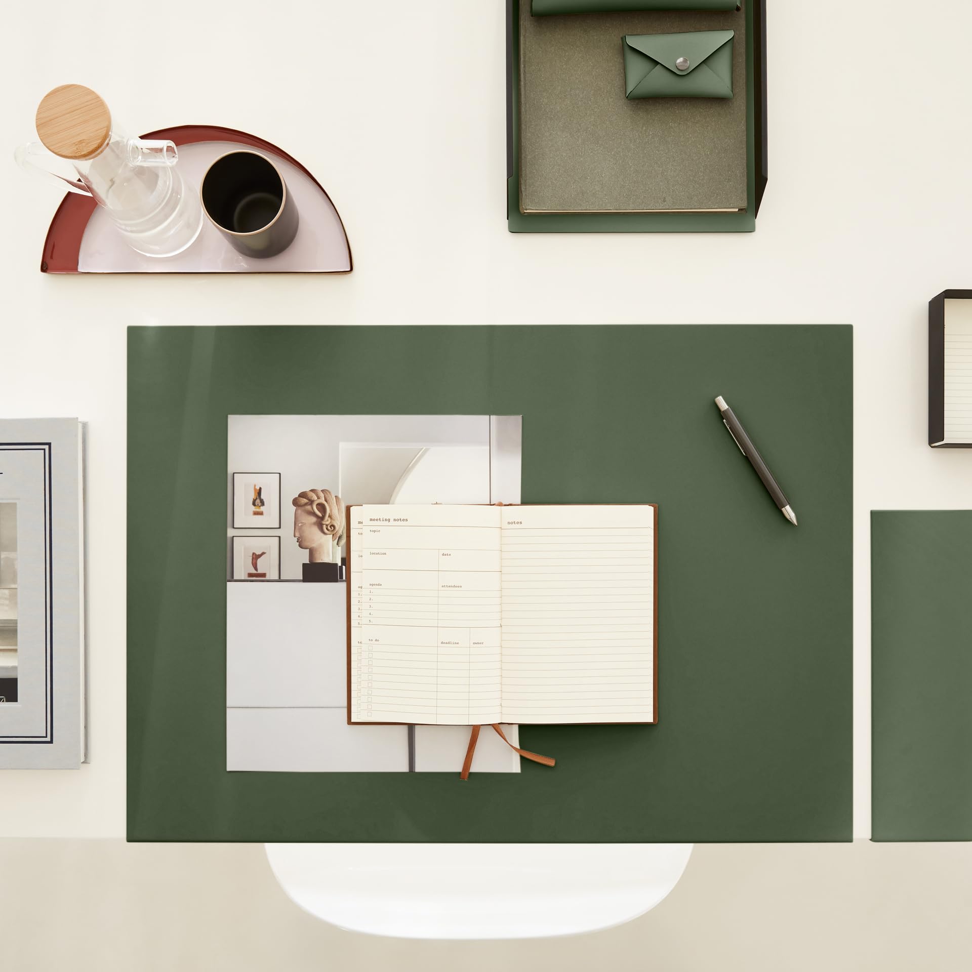 Eglooh - Moire - Set Scrivania Acciaio Nero Opaco - Fondi Interni in Cuoio Verde - 4 Pezzi: Svuotatasche, Portapenne, Porta Documenti, Porta Biglietti da Visita - Made in Italy