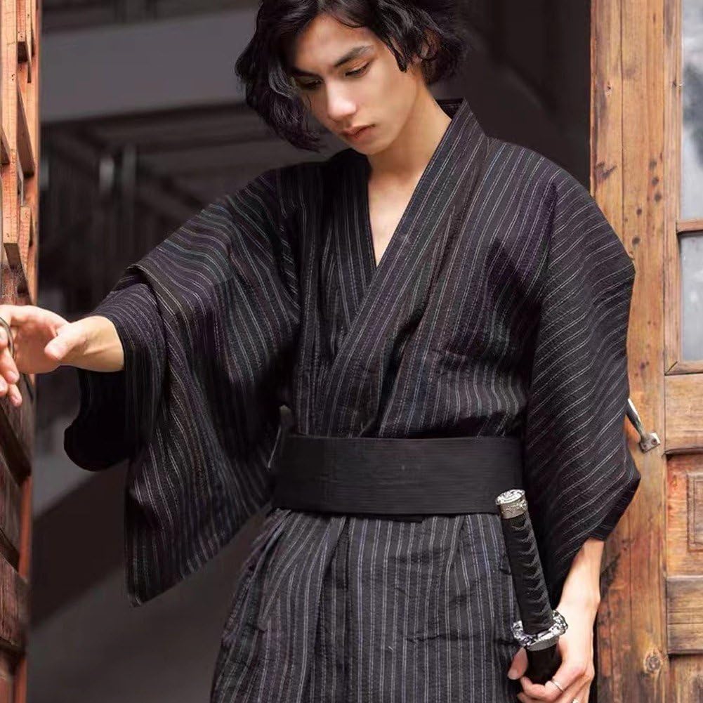 Vestito Giapponese Tradizionale Dal Samurai Costumi Del Kimono Per L Uomo E La Donna Sui Manichini 106258618
