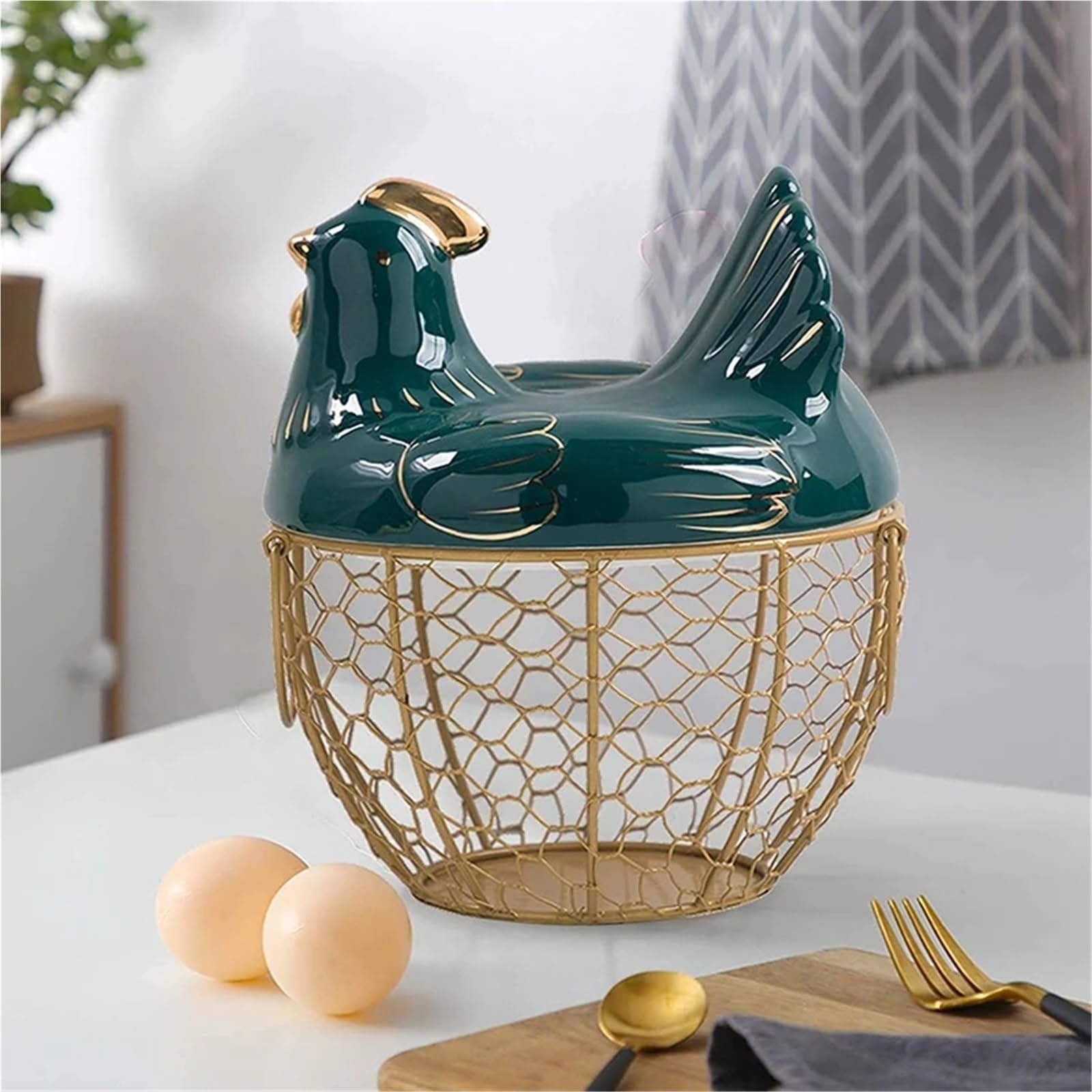 Cesta de fruta alambre metálico con tapa en forma pollo, huevera cerámica, capacidad for 30 huevos