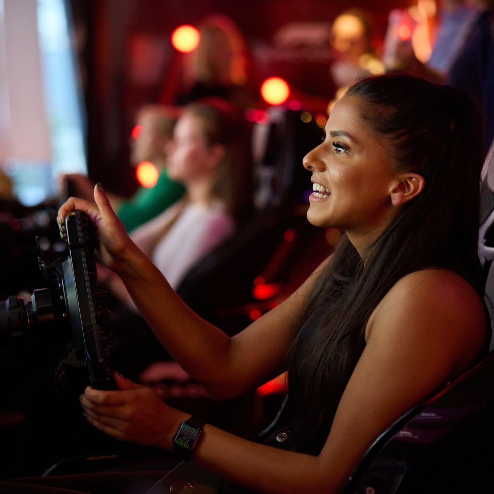 F1® Arcade Simulator Racing Experience con Prosecco e Piccole Piastre per una sessione di simulatore di due - 30 minuti per gareggiare l'uno contro l'altro in 3 gare - Londra o Birmingham