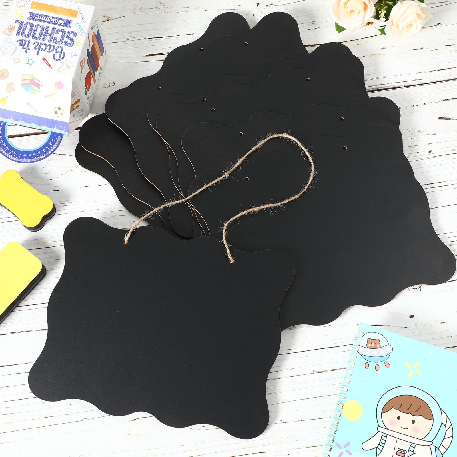 Qilery 12 pizarras colgantes de doble cara de 8 x 10 pulgadas, letreros colgantes a granel, tablero de mensajes, tablero de tiza de madera, pizarra negra para el hogar, cocina, tienda, decoración de