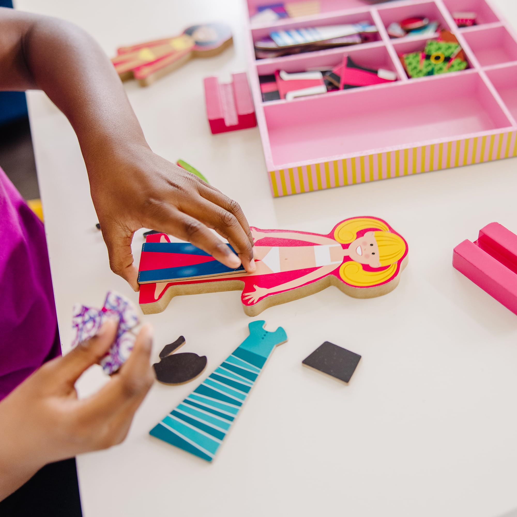Melissa & Doug - Magnetische Anziehpuppen aus Holz - mit mehr als 60 Teilen für kreativen Ankleidespaß, Fördert Fantasie und Motorik, Für Kinder ab 3 Jahren