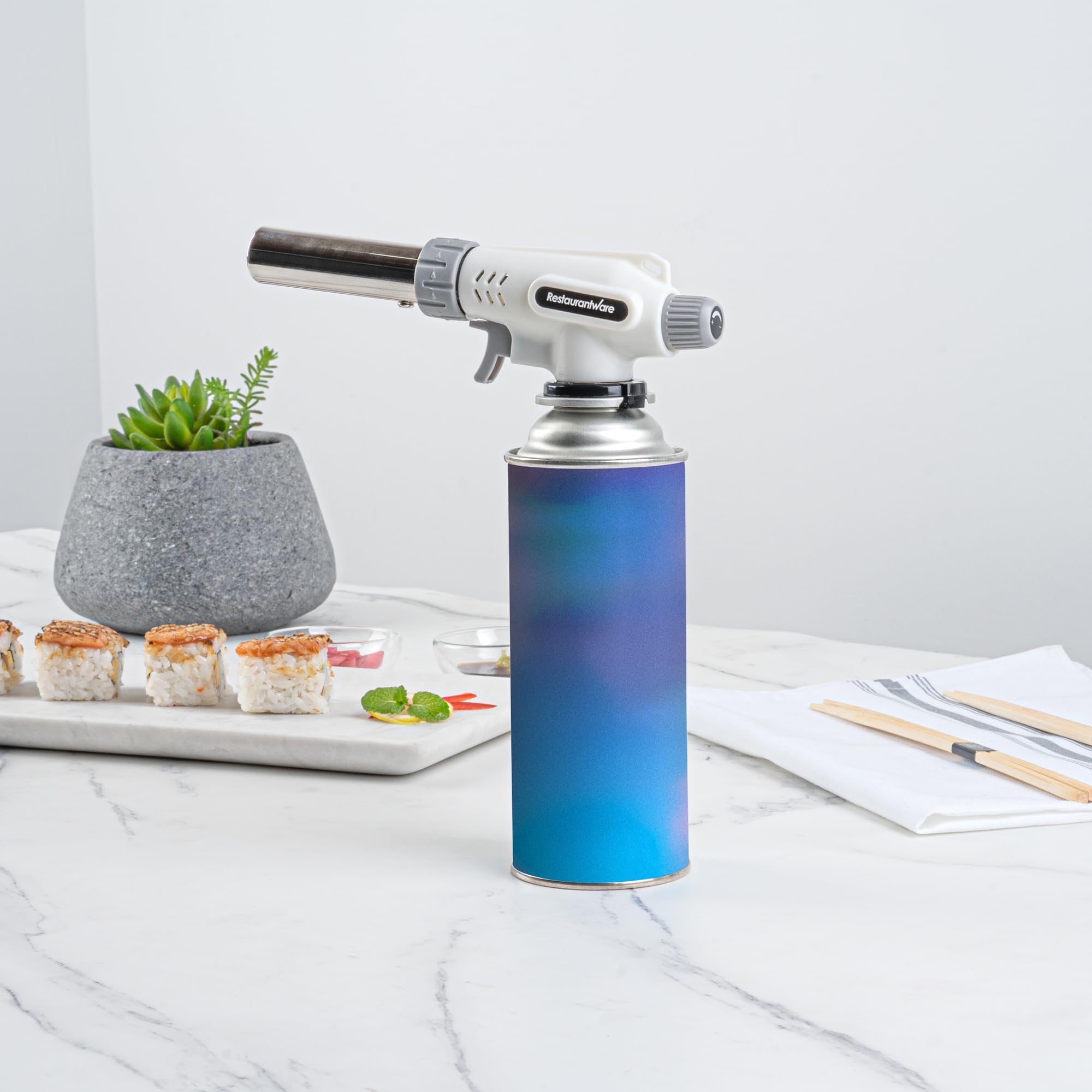 Restaurantware -RW Pyro Creme Brulee Antorcha con llama ajustable, 1 soplete culinario recargable, tanque de gas butano no incluido, sin acampanado, blanco, para hornear, cocinar, barbacoa y más