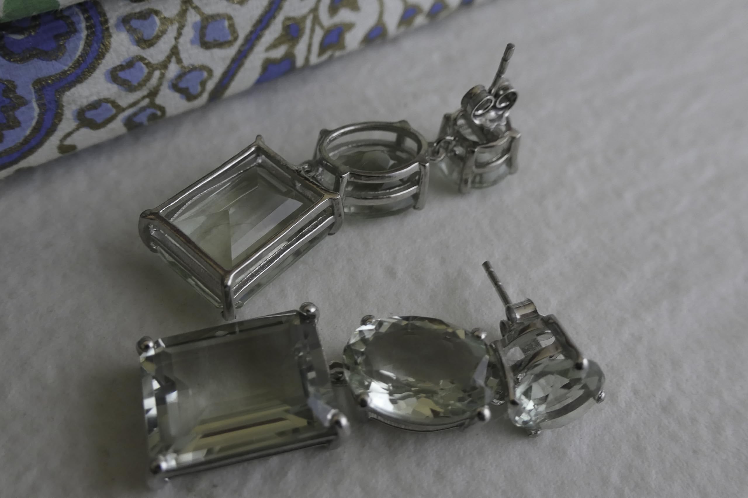 Aretes largos de plata esterlina con amatista verde