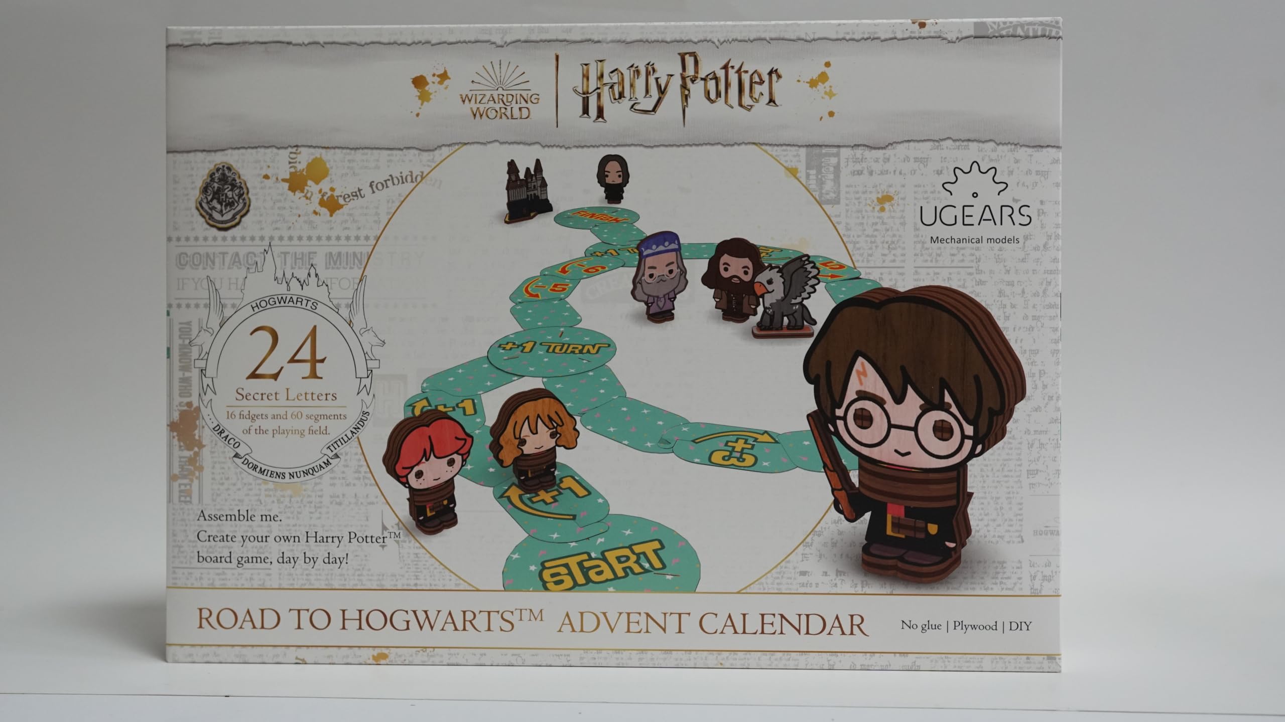 UGEARS Harry Potter Calendrier de l'Avent 2025 - Road to Hogwarts Puzzle 3D Bois pour Adultes avec 16 Figurines, 60 Pièces de Plateau de Jeu, 24 Enveloppes Secrètes - Maquette en Bois a Construire