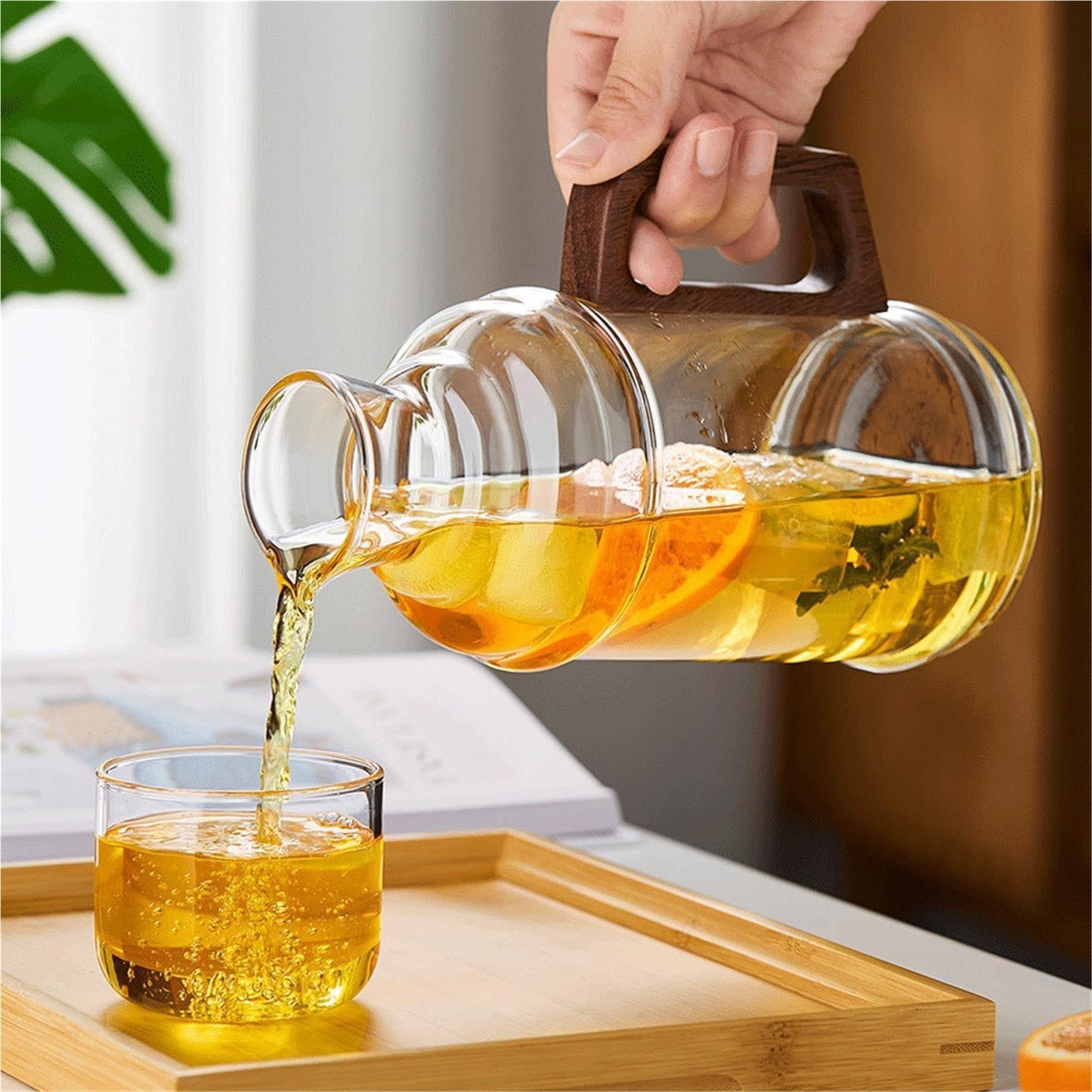 Agua de Vidrio con Mango de Madera, Color Gris Humo, de Paredes Gruesas Jarra de Agua
