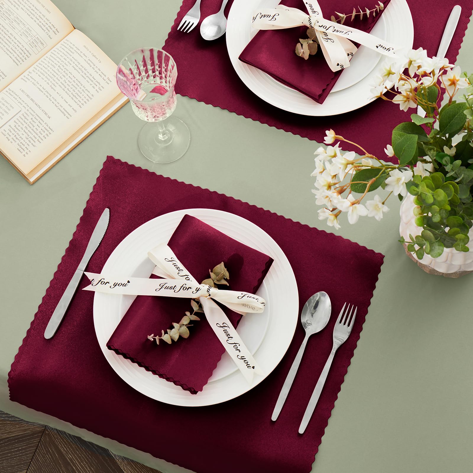VACVELT Satin-Servietten, gewellt, 43,2 x 43,2 cm, Burgunderrot, 100 Stück | Gebogener Blumenrand mit seidig glatter Oberfläche, nahtloses Design, maschinenwaschbar, knitter- und lichtbeständig