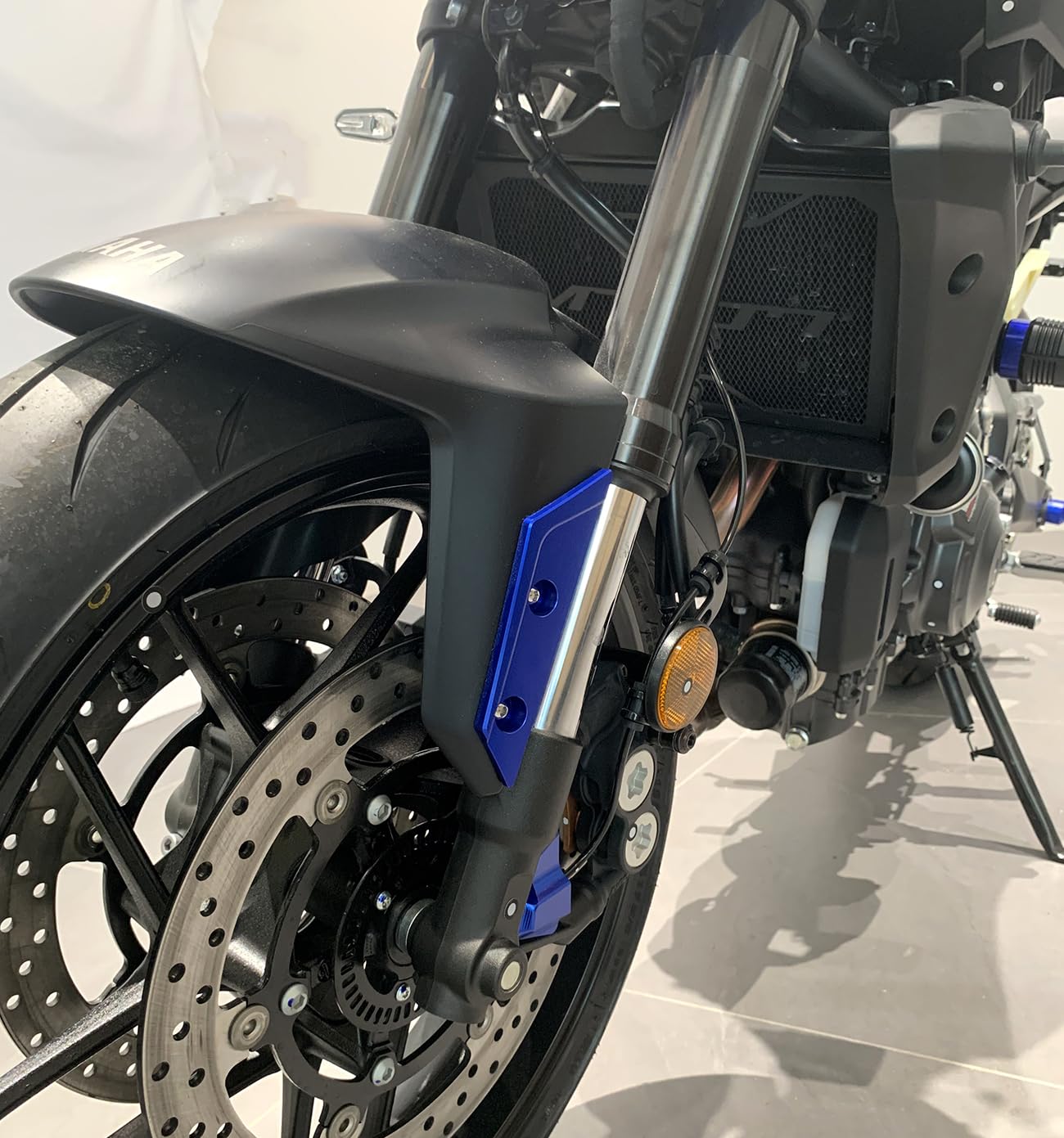 Für MT 07 MT-07 FZ07 MT07 2025 2026 Zubehör Motorrad Vorderrad Kotflügel Seitenabdeckung Seitliche Kupfer Schutzplatte Schieber Dekorative Abdeckung aus CNC Aluminium (Rot)