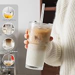 INSETLAN 530ml Glass Cups with Straws & Straw Cleaner, Set of 2, Clear Ribbed Drinking Glasses with Plastic Lids for Water, Juice, Iced Coffee & Smoothies, Dishwasher Safe