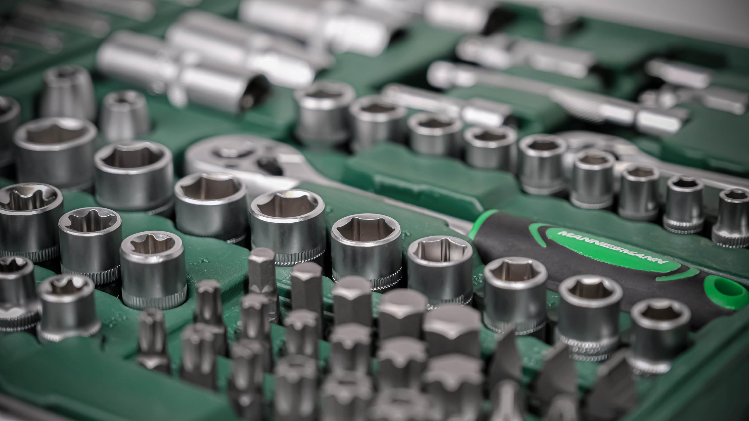 Brüder Mannesmann Steckschlüsselsatz 179-tlg. – Profi-Set aus Chrom-Vanadium-Stahl mit Ratschen, Stecknüssen, Bits & Zubehör, für Werkstatt & Heimwerker, im robusten Koffer. | M98455