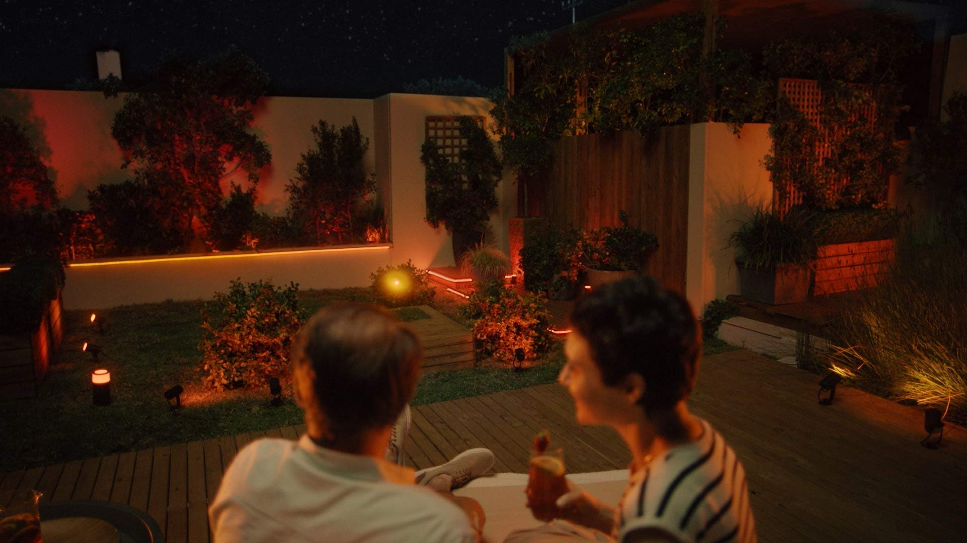Philips Hue White and Color Ambiance LED Outdoor Lightstrip, 5 Meter, 1600lm, dimmbar, komplett wetterfest, 16 Mio. Farben, steuerbar via App, kompatibel mit Amazon Alexa (Echo, Echo Dot)