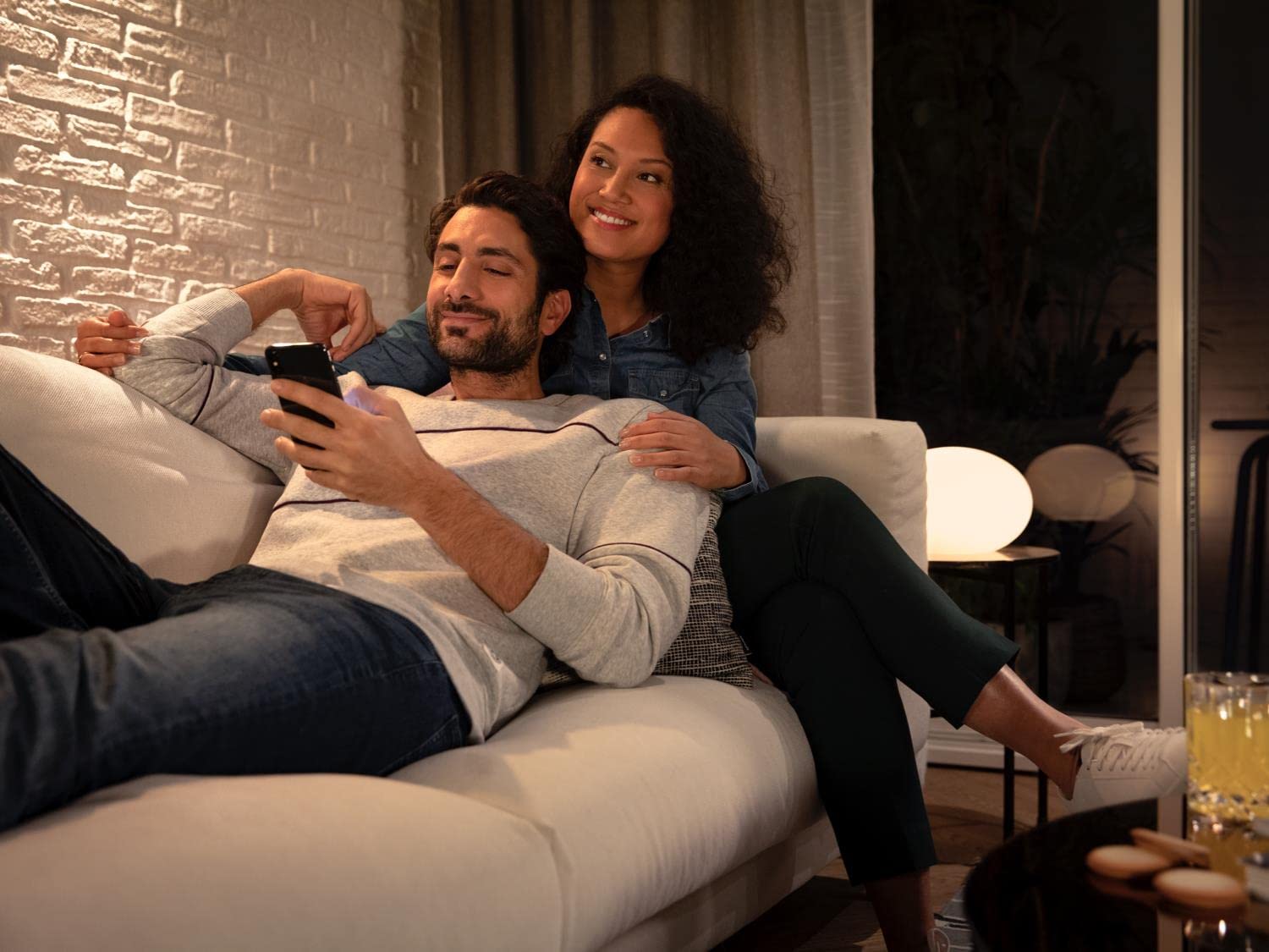 Philips Hue Pacchetto vantaggio - GU10 - con 4 Faretti LED - Luce bianca calda - Include Hue Interruttore Dimmer - Hue White