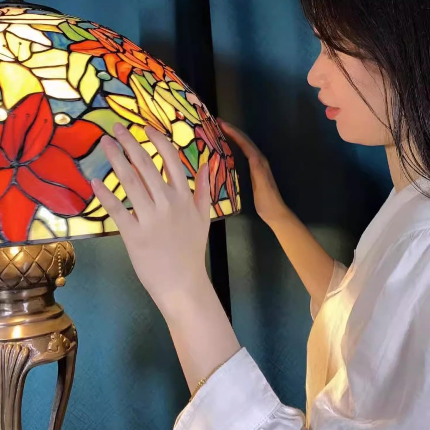 Lampada da tavolo in vetro colorato con rose, libellule, tulipani, glicini, uva, gigli, mele, loto, ideale per scrivania, lettura, camera da letto, comodino, studio, complemento d'arredo per ragazze | 1904591031
