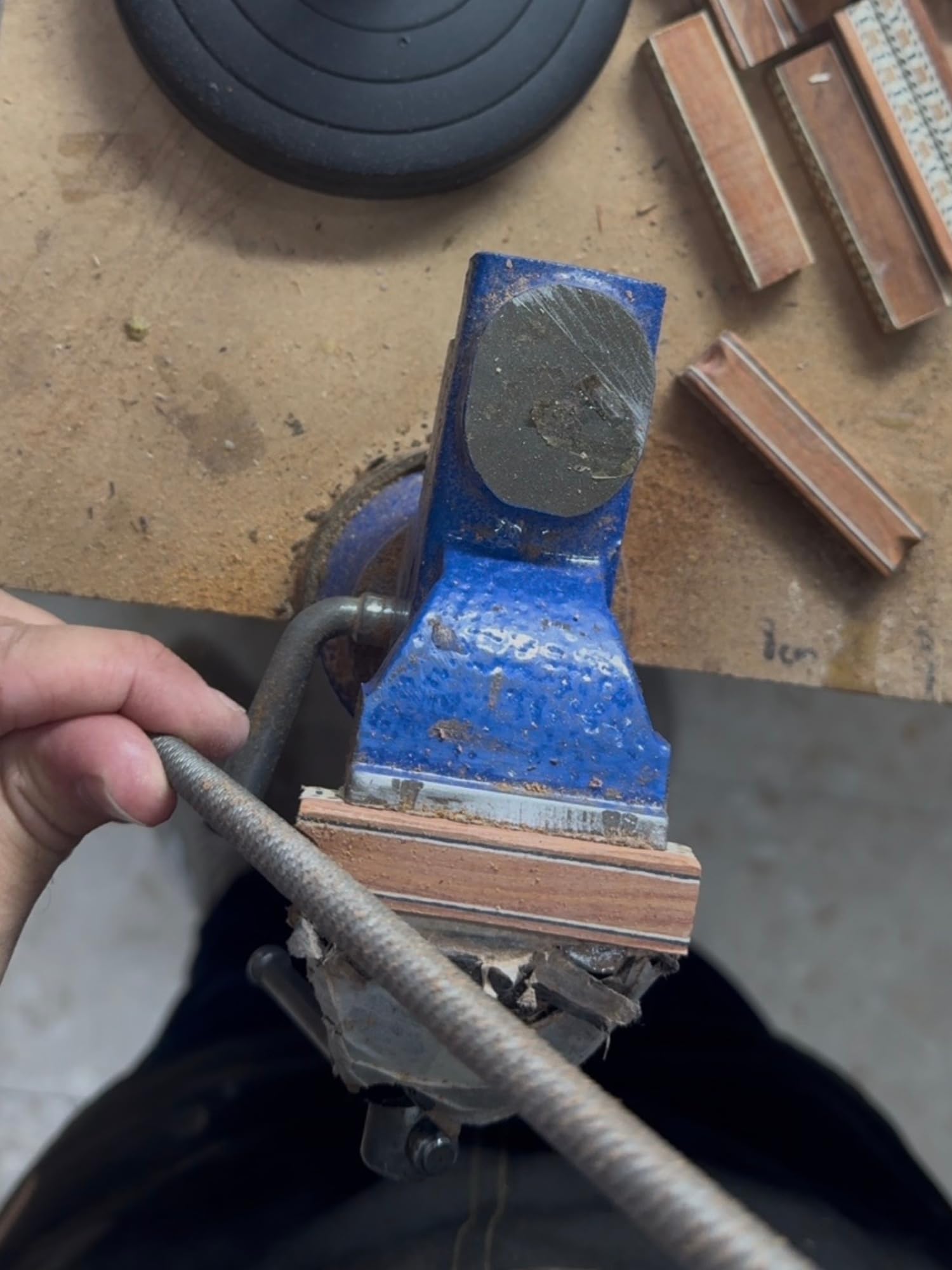 Cejilla Artesanal “La Moraína” para Guitarra Flamenca – Madera con Cenefa de Marquetería, Clavija de Ébano y Ajuste de Piel de Vaca, Cuerda Resistente
