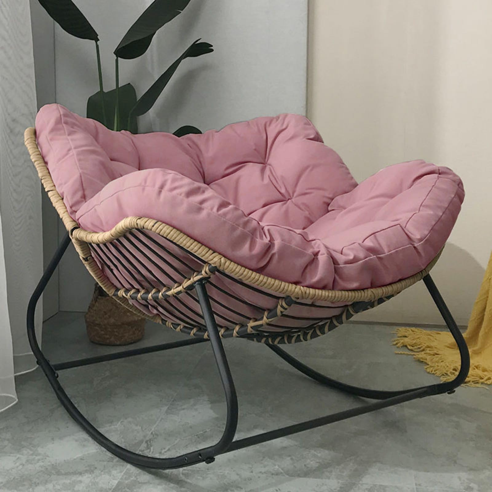 Chaise à bascule d'extérieur grand modèle en rotin et métal noir