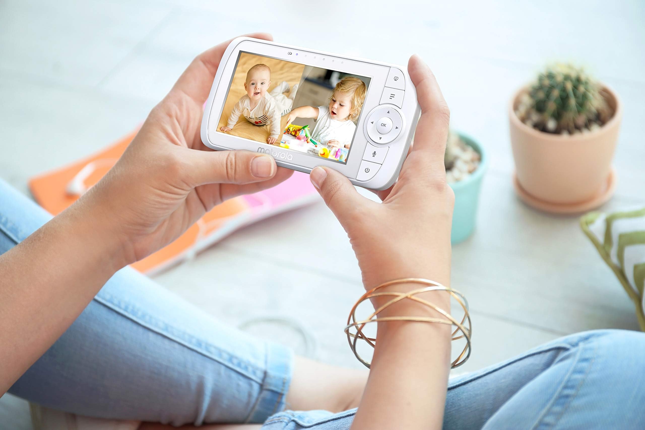 Motorola Nursery VM35-2/Ease 35-2 Baby Monitor con 2 Telecamere, Schermo da 5.0 pollici, Display a schermo diviso, Visione Notturna, Comunicazione Bidirezionale, Monitoraggio Temperatura, Bianco