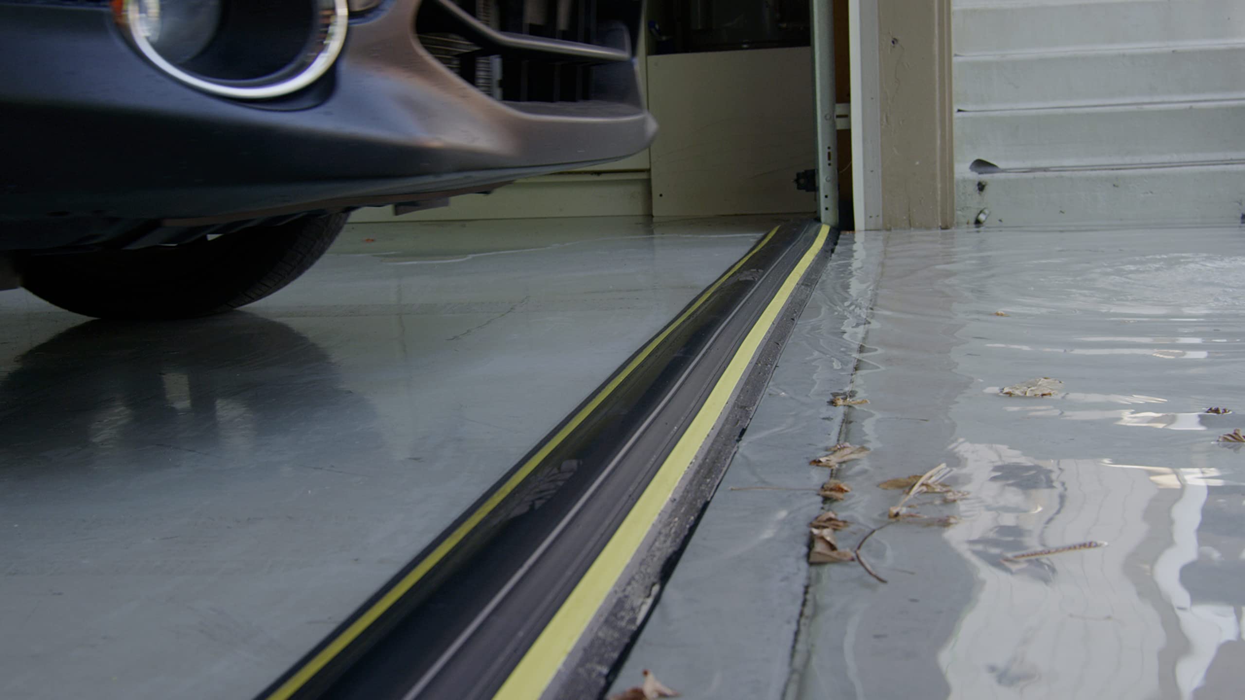 Kit de seuil de barrière anti-inondation pour porte de garage de 4 cm de haut 2,21 m | PVC souple | Le kit complet comprend 1 adhésif | GaraDry