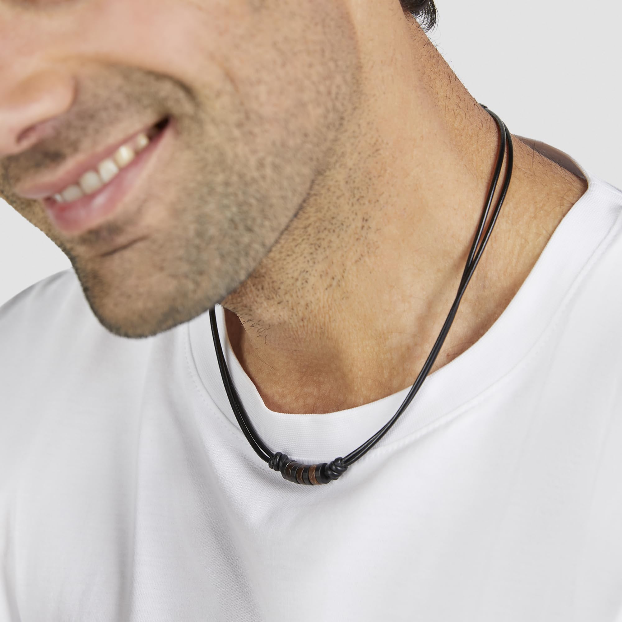 s.Oliver Herren Schmuck – Halskette & Armband aus Leder und Edelstahldetails mit Haizahnanhänger – Klassisch, Stilvoll und Maskulin – Perfekte Geschenkidee