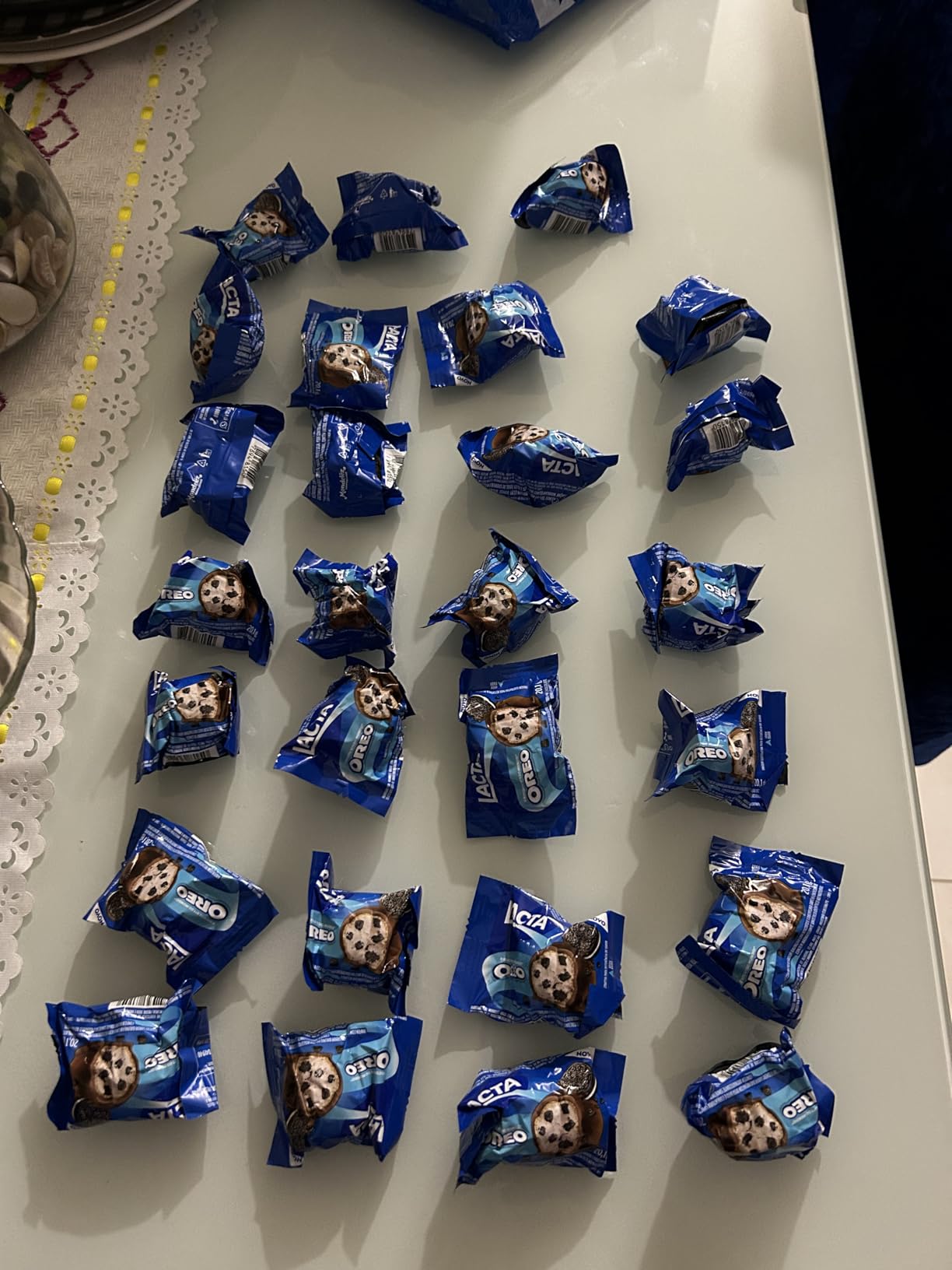 Vários bombons individuais de Wafer Lacta com Oreo espalhados sobre uma mesa