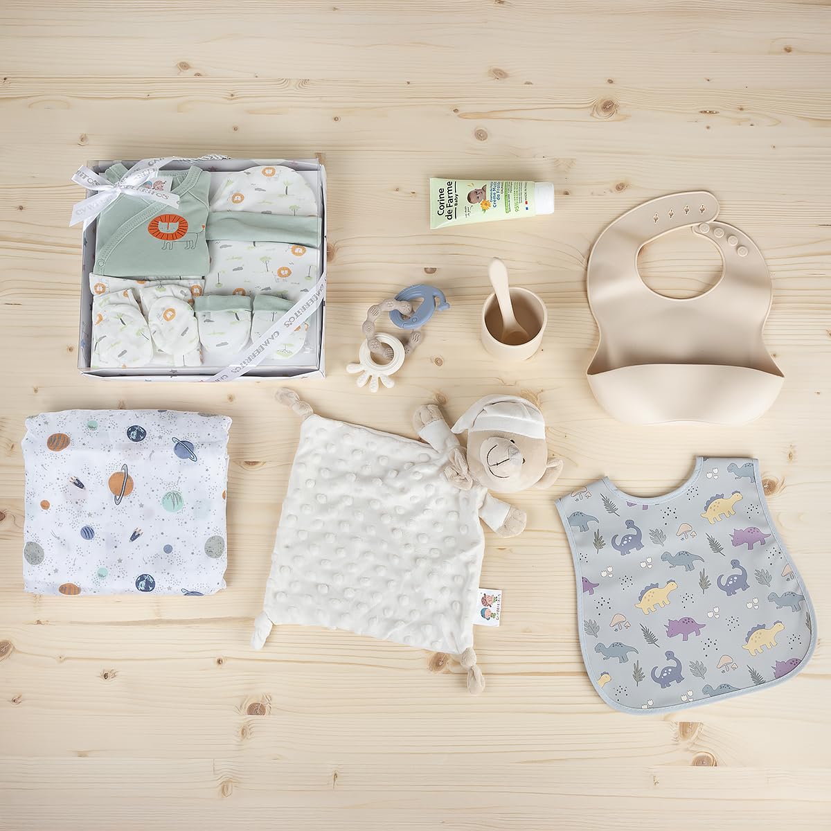 Set de Regalo para Bebé con Conjunto Primera Puesta, Muselina de algodón 120x120cm, Doudou Infantil, Utensilios Silicona Beige, Babero Dibujos, Mordedor y Crema Pañal
