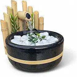 Fonte de Água Decorativa com Cerca de Bambu, Artesanal, Motor Bivolt, 23 x 30 cm, Branco com Detalhes Naturais