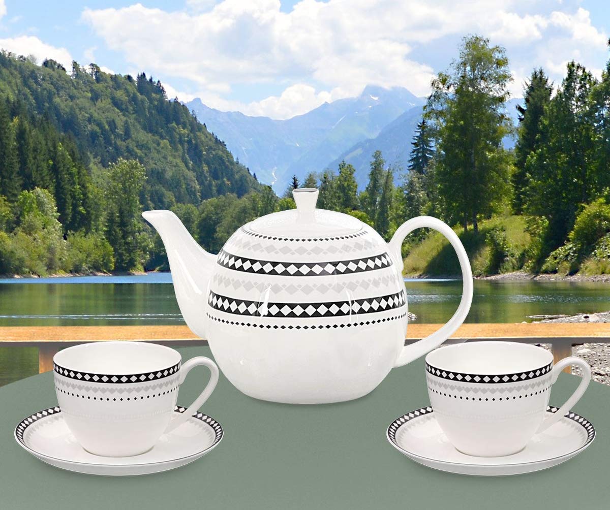 Kaffeeservice aus Fine Bone China Porzellan. Tee- / Kaffeekanne 1,5l mit stilvollem Rautendekor, 2 Kaffeetassen und 2 Unterteller.
