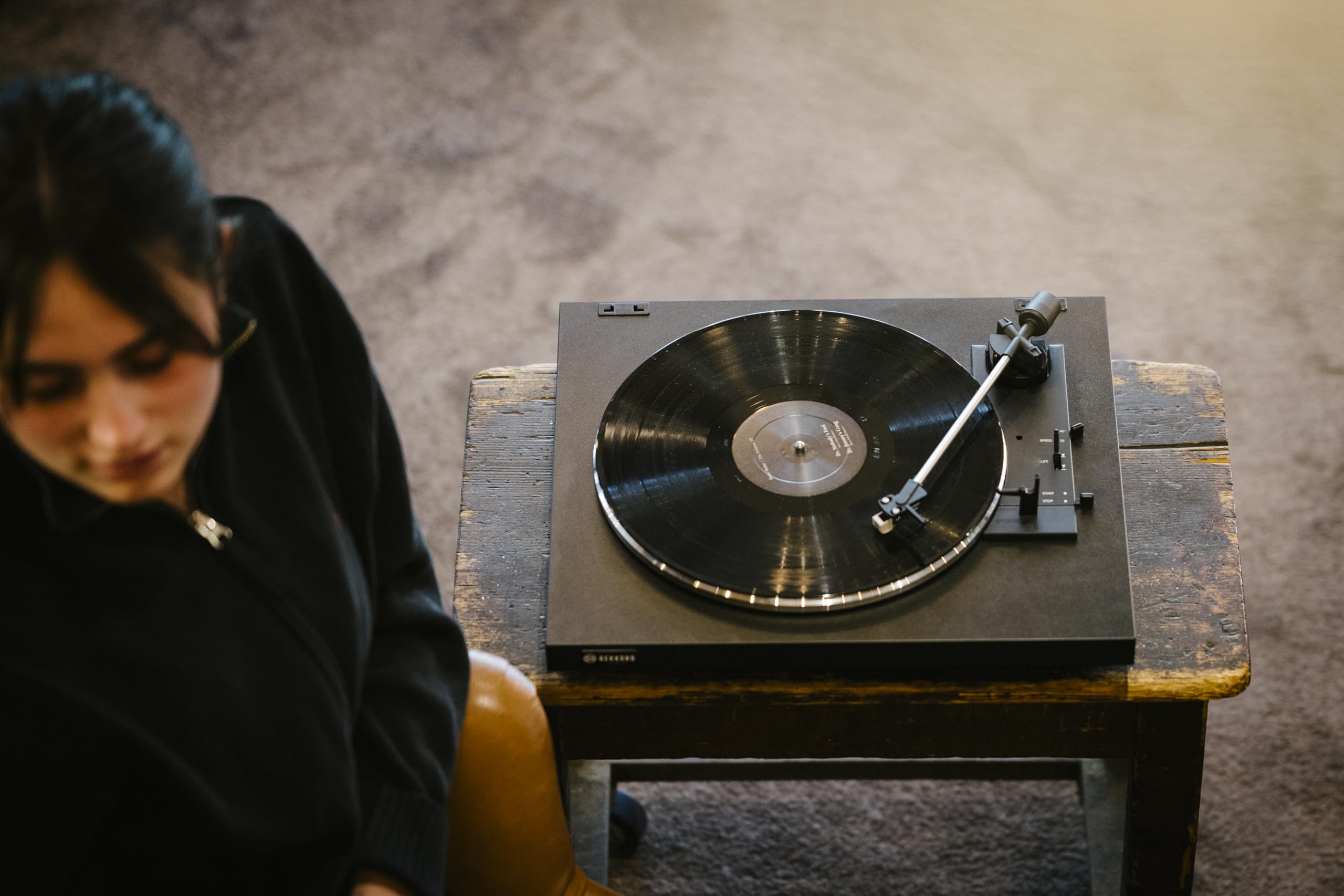 Audio F100P, w pełni automatyczny gramofon klasy podstawowej z AT3600L, w zestawie wstępny poziom Phono, czarny