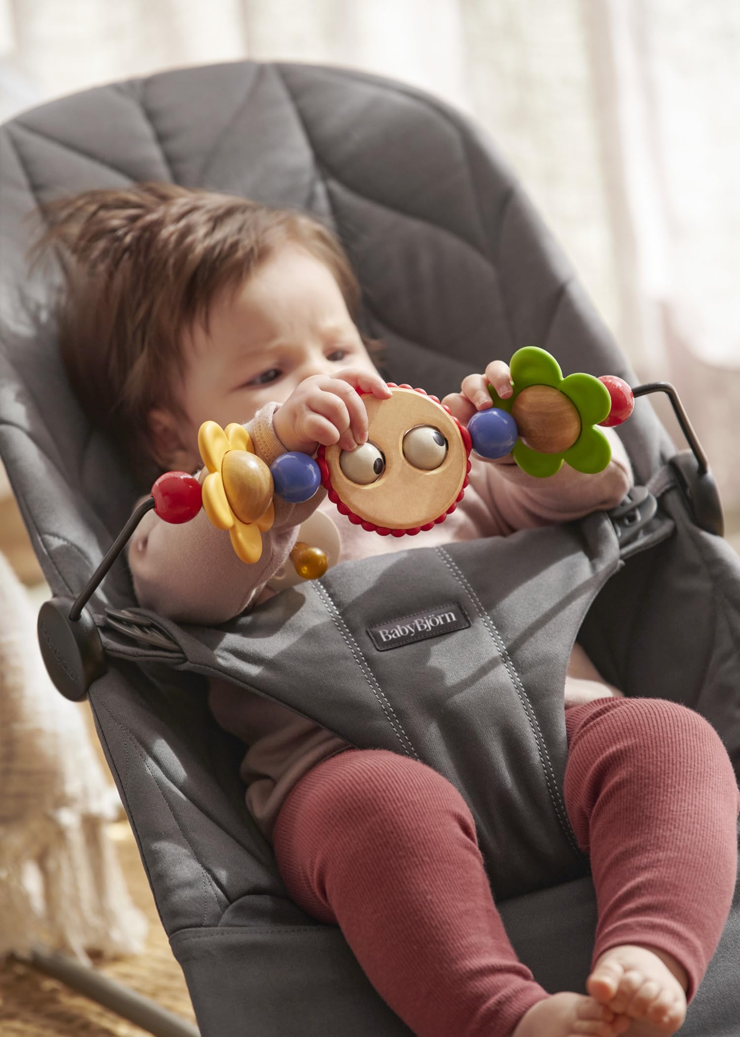 BabyBjörn Transat Bliss, Tissé, Matelassage Pétale, Anthracite avec Arche de Jeux Yeux Espiègles
