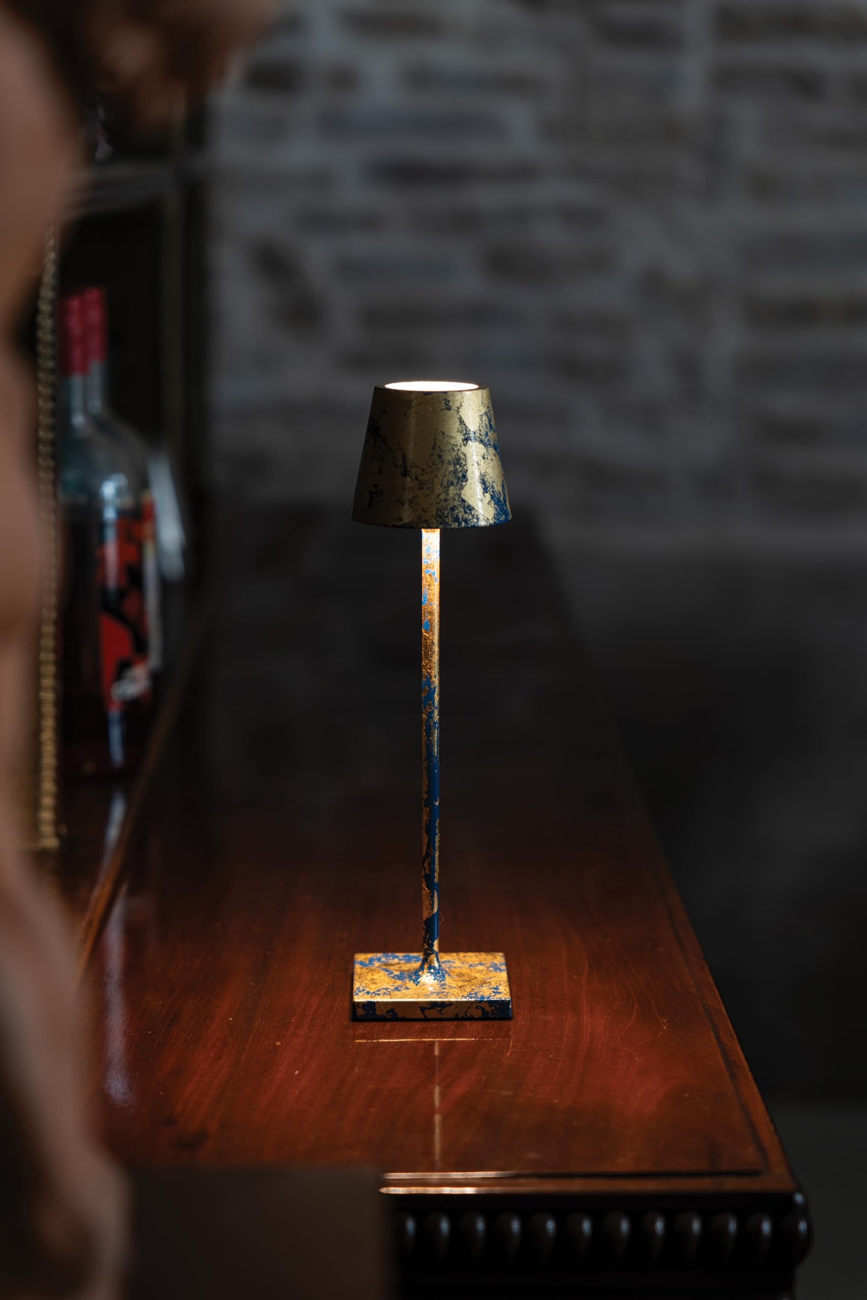Zafferano, Lampada Poldina Micro, Lampada da Tavolo Ricaricabile e Senza Fili con Controllo Touch, Lampada da Interni, Dimmer, 2200-3000 K, Altezza 27,5 cm, Colore Blu Capri - Foglia oro craquelé