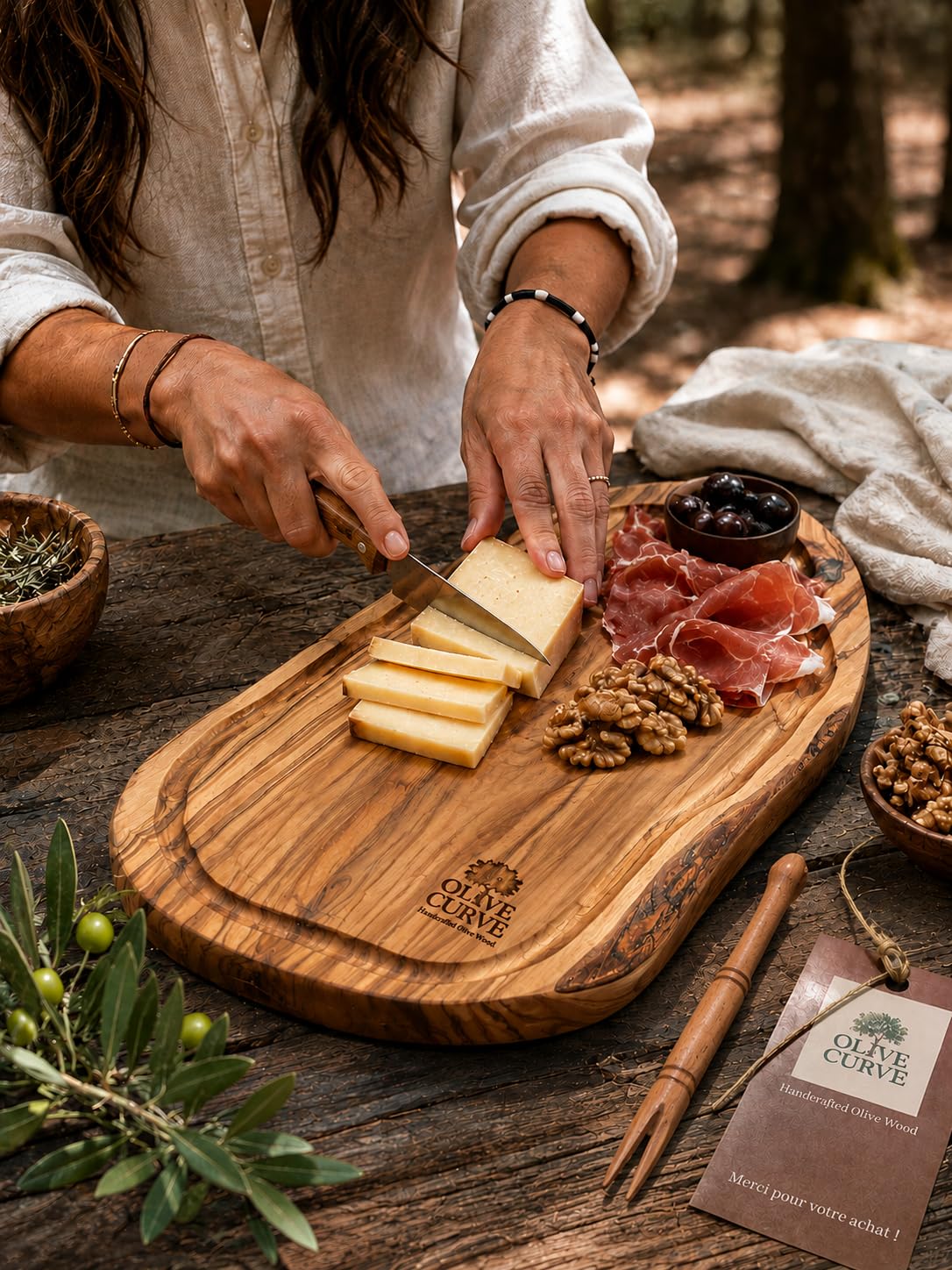 Planche Artisanale en Bois d’Olivier 40L x 22l, Parfaite pour Découpe et Service