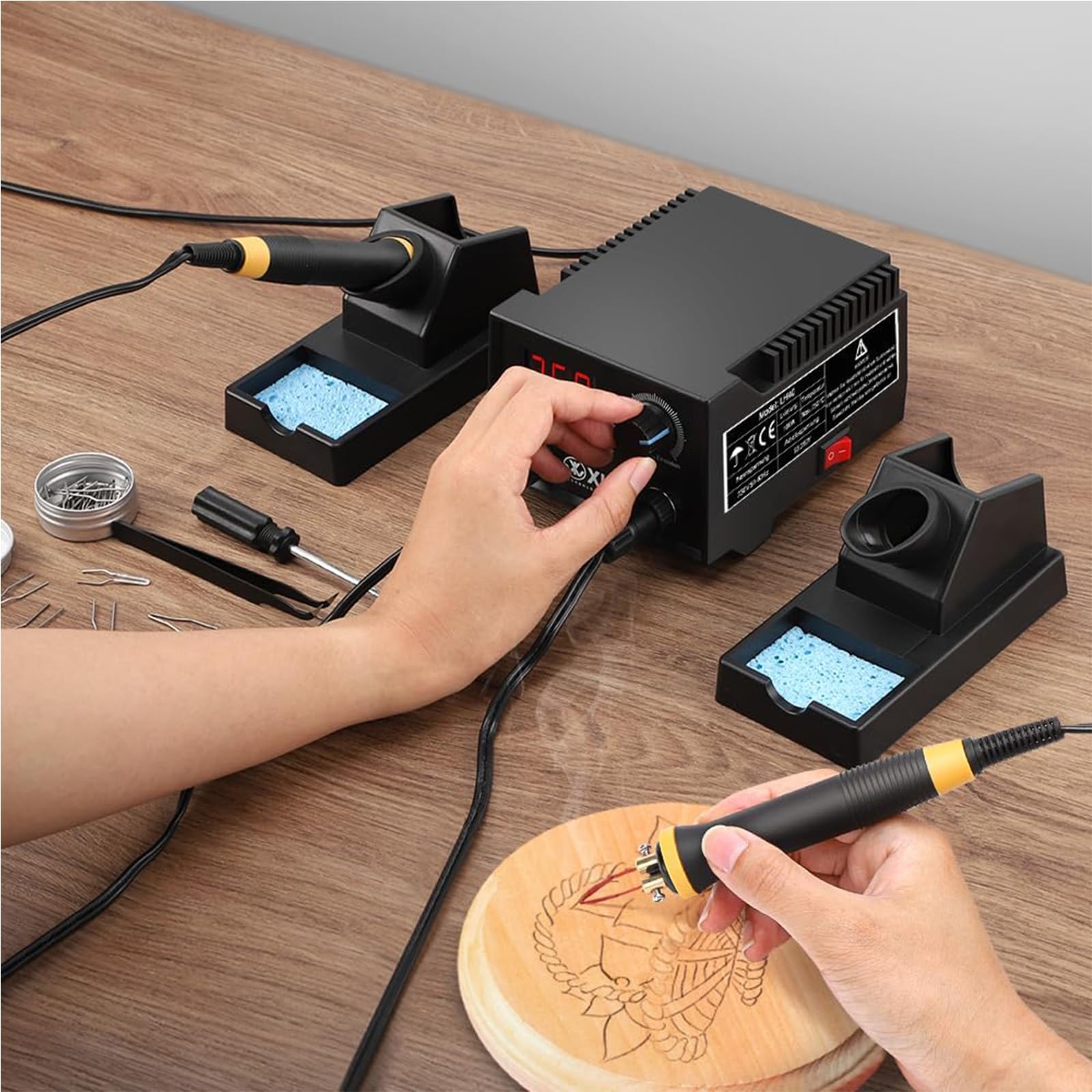 XIIW Kit Pirografo per Legno 100W | 2 Penne Pirografia e 23 Punte | 0–750°C Regolabile | Doppio Attacco | Display Digitale - Macchina Pirografica Leggera per Fai da Te e Artigianato | Regalo Creativo