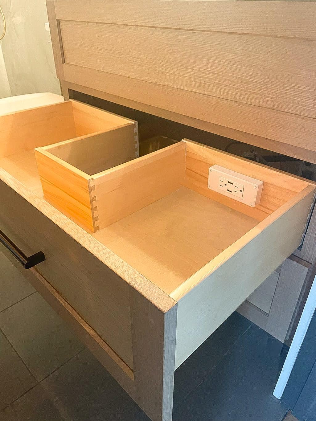 (2) PD30W USB-C (2) 15 Amp Compact Drawer Docking Station Outlet Plugs