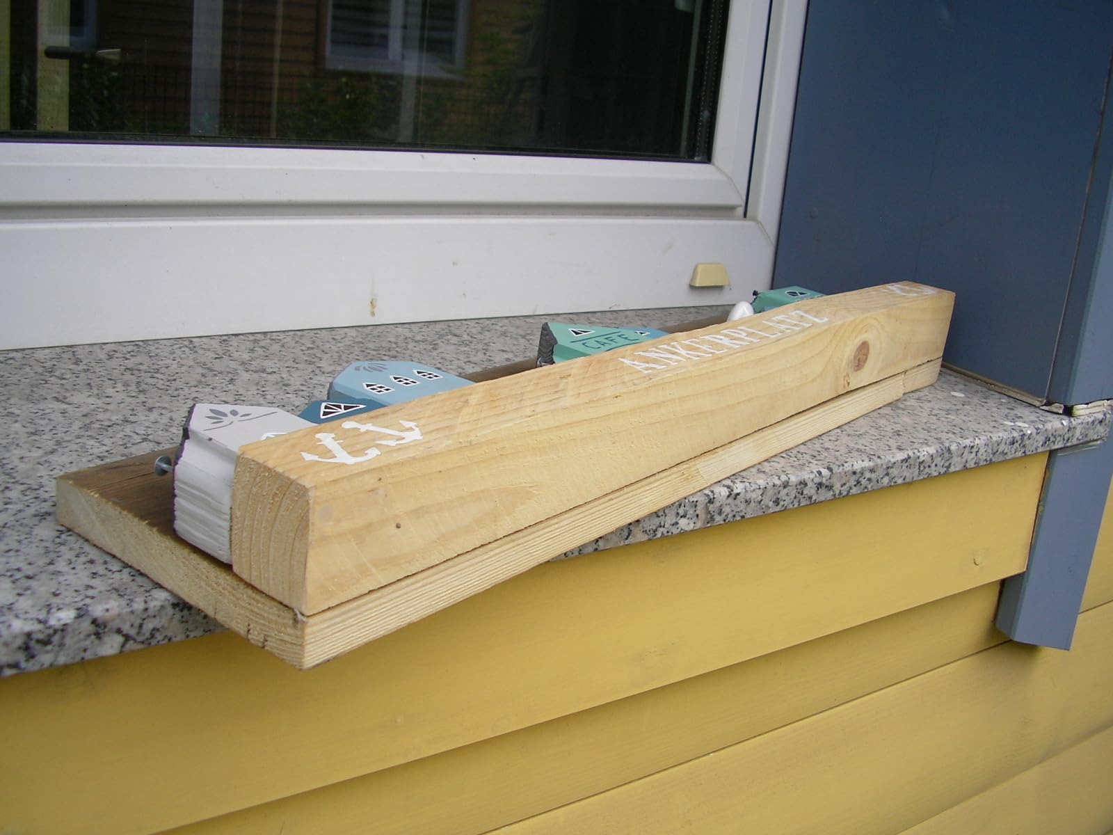 Ankerplatz ... Häuserzeile aus Holz, maritim