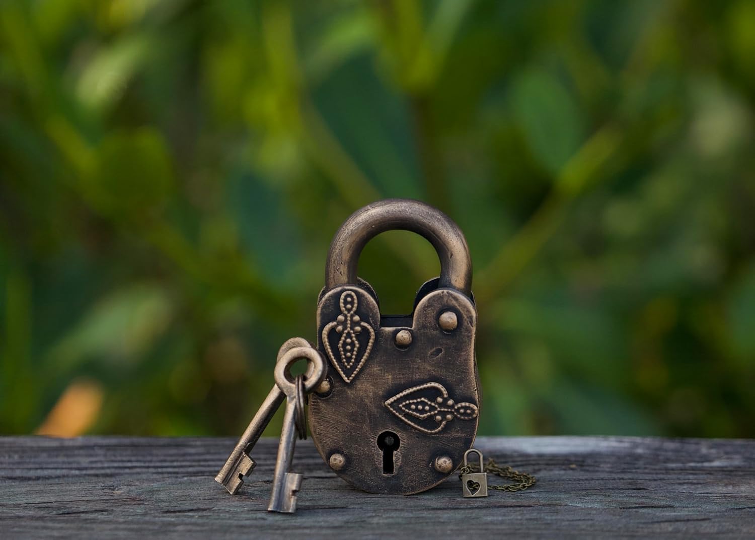 Antique-Style-Padlock with Skeleton Keys – Vintage Metal Lock for Décor, Keepsakes, and Gifts (3 inche)