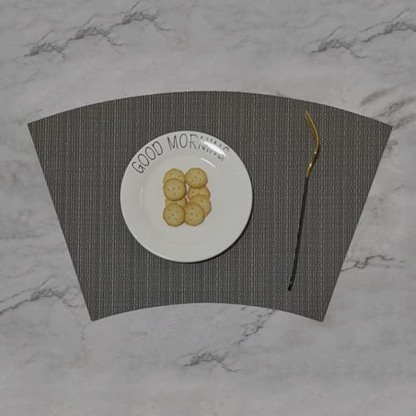 Set de table à rayures tressé haut de gamme aux finitions festonnées