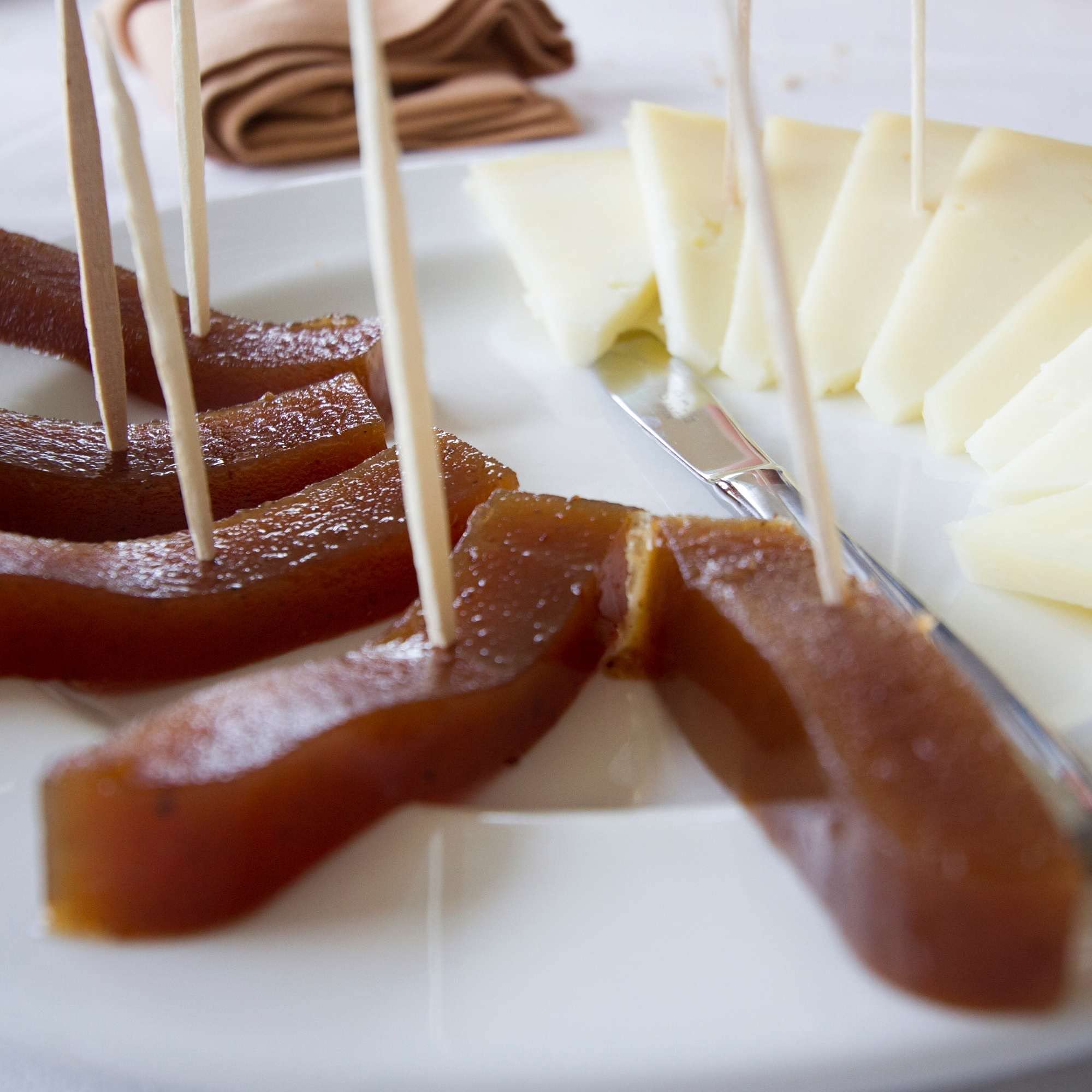Queso García Baquero Reserva 12 Meses - Medio Queso Añejo Mezcla Madurado Graso - Peso Aproximado 1,6 Kg - Queso Añejo con Membrillo Goierri (Medio Queso con Membrillo)