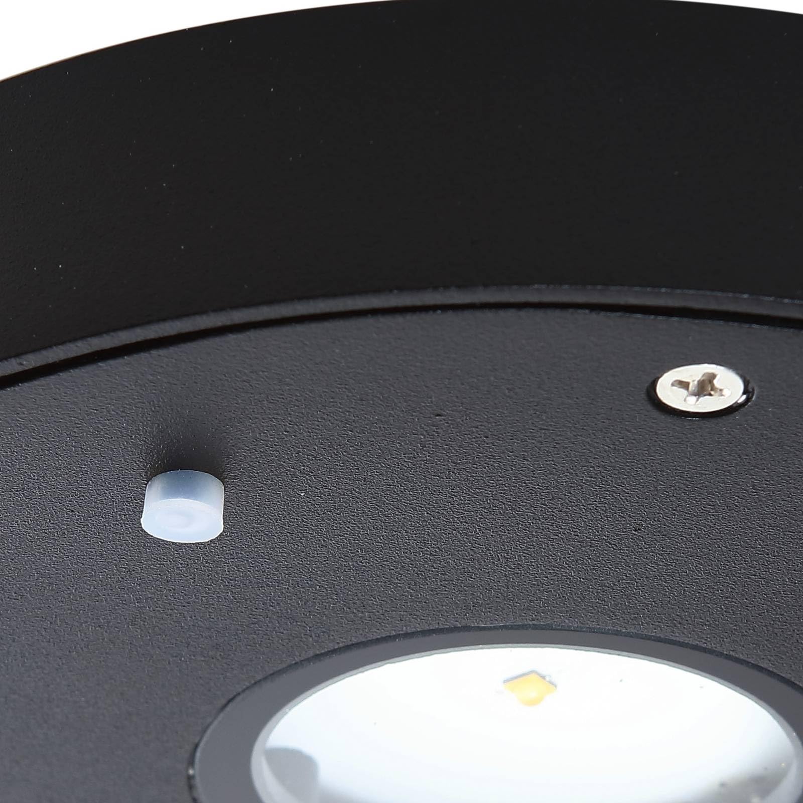 Lucande Tavon lampa solarna LED, zewnętrzna, ściemniana z czujnikiem ruchu (ochrona przed pryskającą wodą (nowoczesna) w kolorze czarnym z aluminium (1 żarówka) – solarna lampa ścienna do użytku na