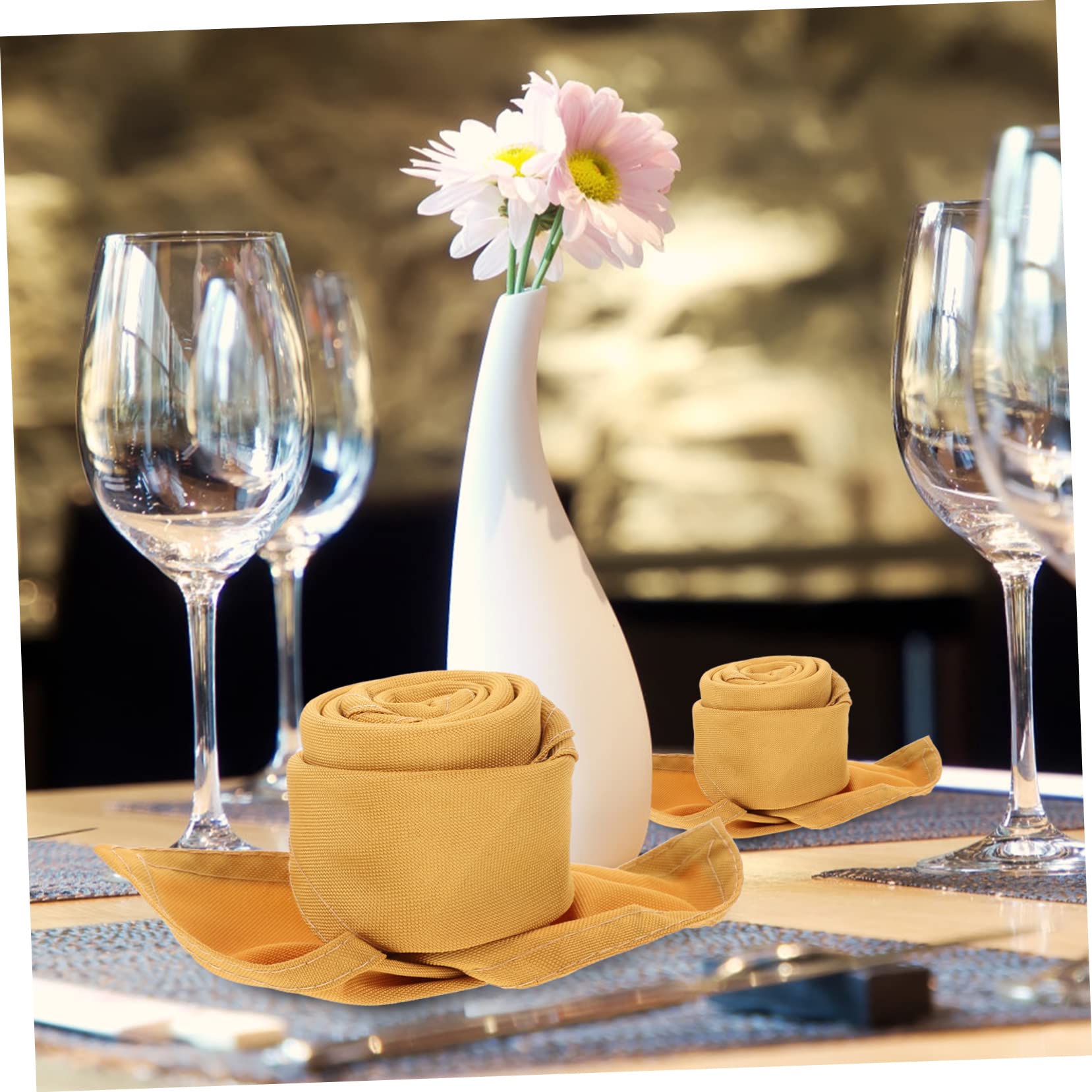 Goldene Stoffservietten 10 Stück aus Polyester für Esstisch | Hotel und Restauranttauglich, Waschbar mit Geringer Schrumpfung, Saugfähig und Hautfreundlich