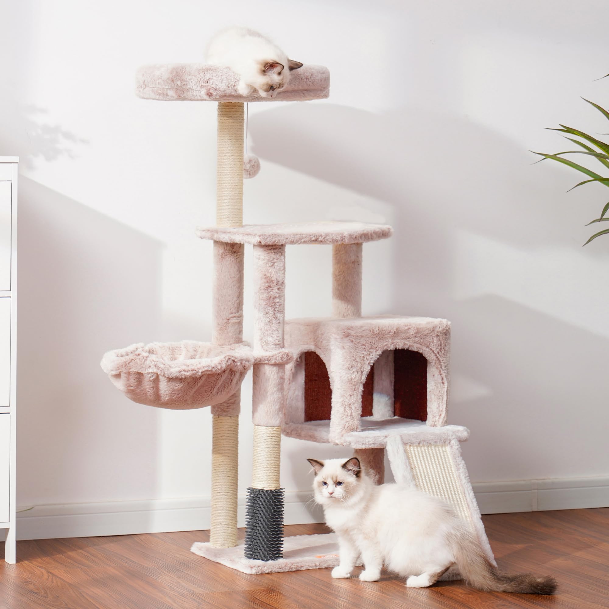 Heybly Albero Per Gatti, Il Pennello di Autocurazione, l'Albero per Gatto Domestici, con Peluche Lisce, Poltrona di Riposo, Nido per Gatti e Paletti per Graffiare, Beige Marrone HCT005SMU