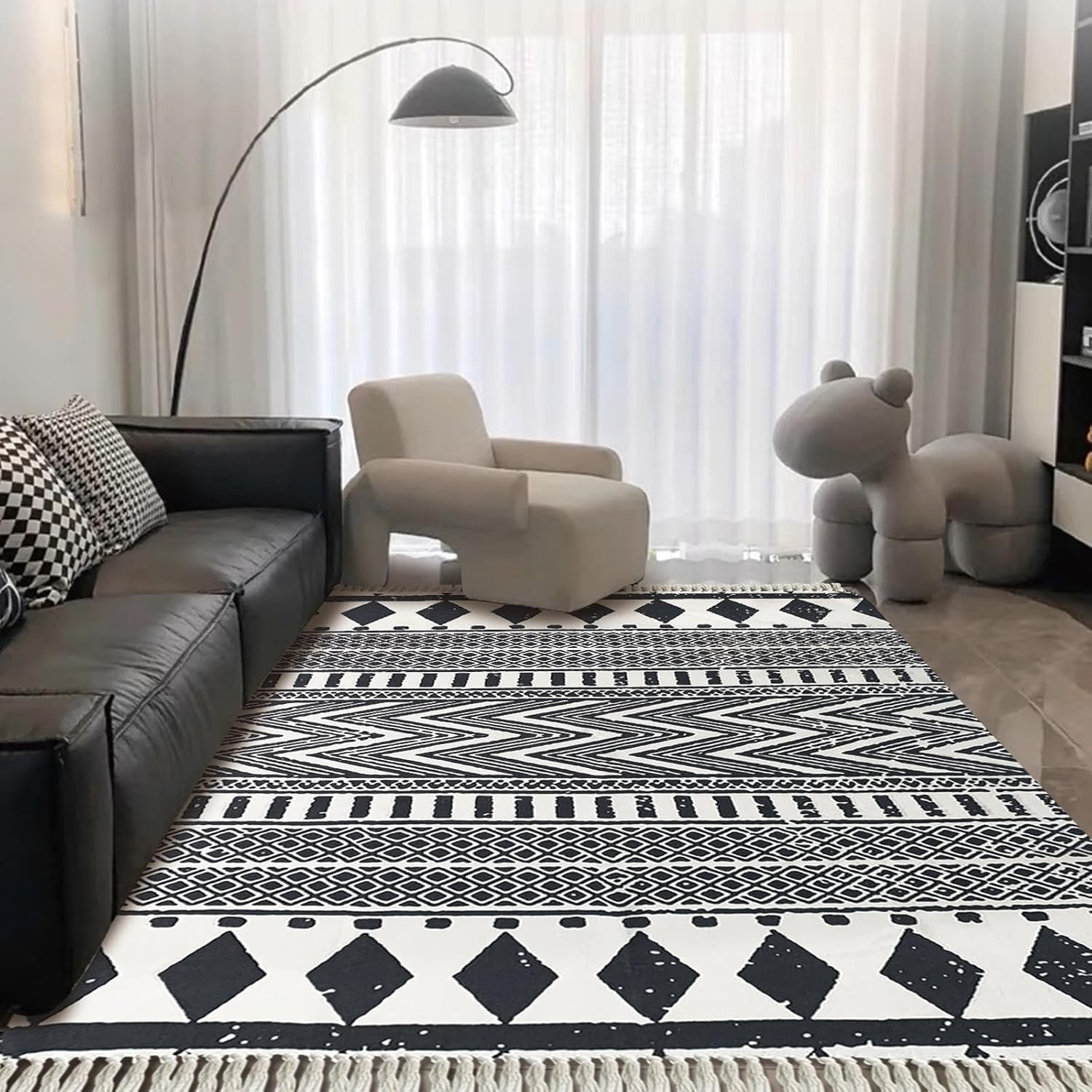 USTIDE Grand tapis bohème en coton tissé à la main avec pompons - Motif géométrique tribal - Pour salon, chambre à coucher, buanderie, cour - Noir et crème - 160 x 230 cm