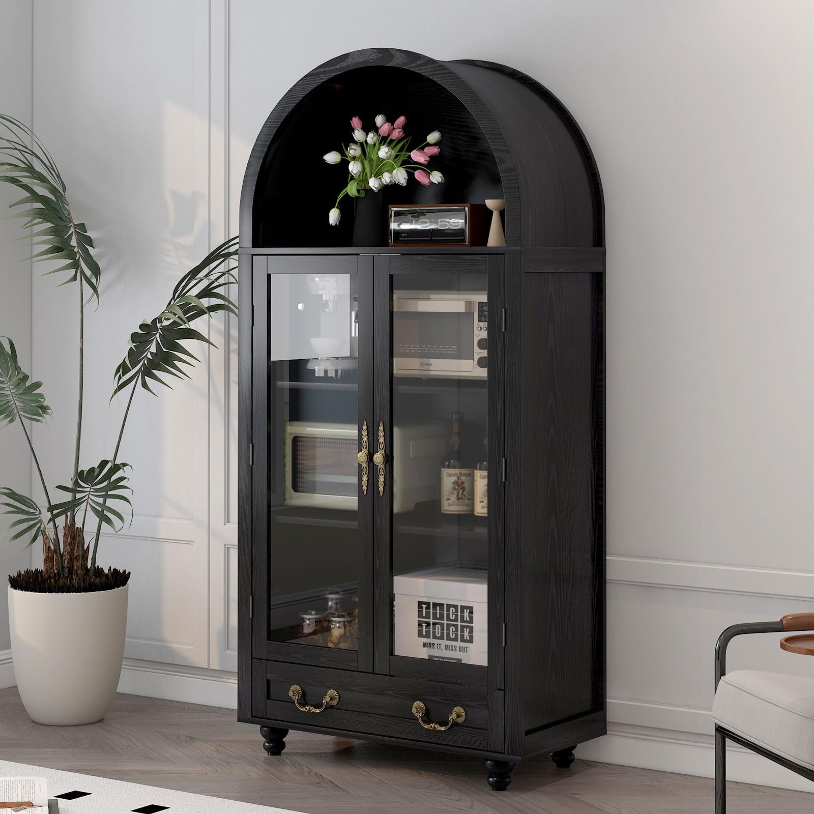 Vitrina de madera con puertas de cristal y parte superior en forma de arco, amplio espacio de almacenamiento para libros, platos y más, acabado negro resistente con asas doradas, 31 pulgadas