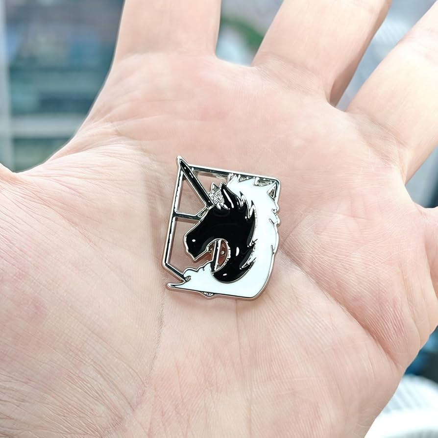 ☆進撃の巨人 憲兵団 バッジ ブローチ コスプレ 周辺グッズ アニメ グッズ Amazon.co.jp: Sizuuenn 進撃の巨人 憲兵団 バッジ ブローチ
