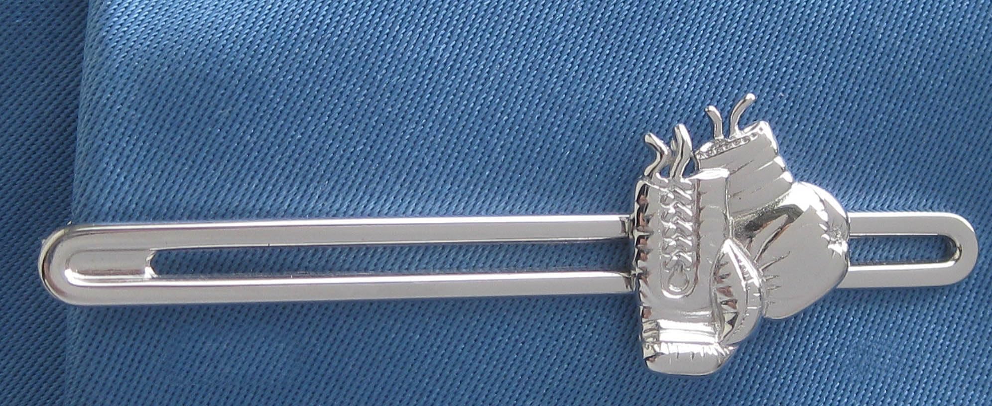 Krawattennadel Boxhandschuhe silbern glänzend ca. 7,2 cm lang m.i. Germany + Geschenkbox Accessoire für die Seidenkrawatte für Box Fan