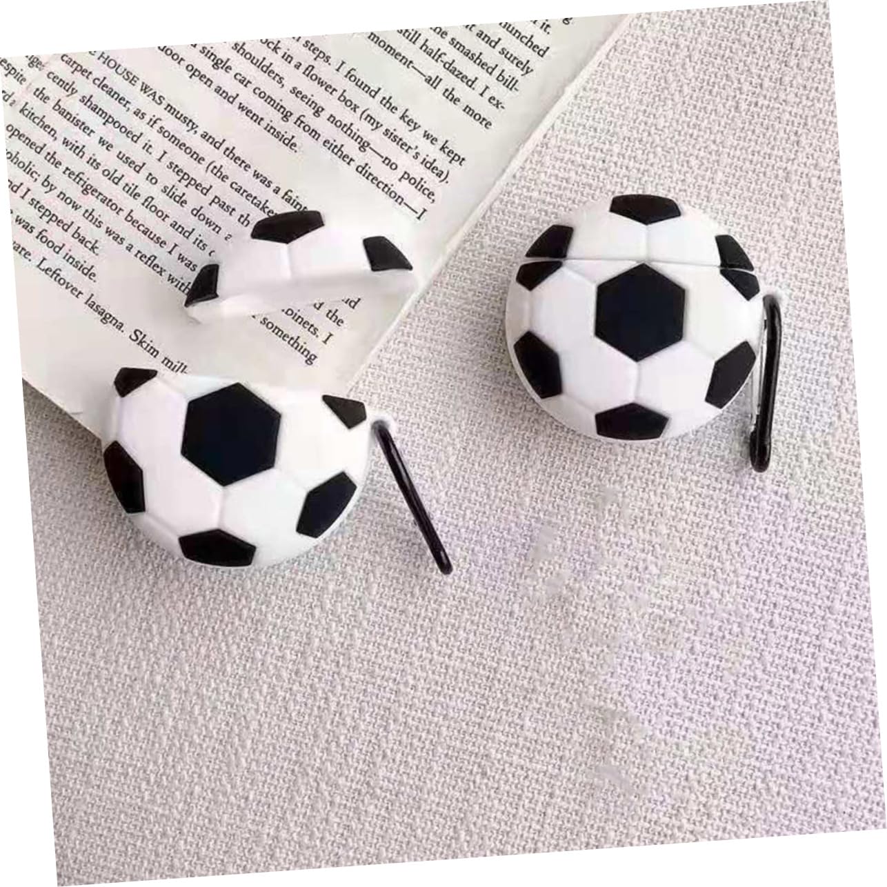 DOITOOL 4piezas Funda Protectora De Auriculares Inalámbricos Forma De Balón De Fútbol Compatible con Diseño Moderno y Práctico con Hebilla para Llevar Mochila