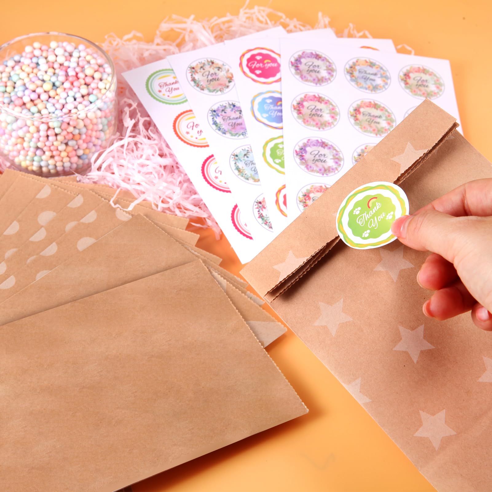 FLOFIA 50pz Sacchetti di Carta Kraft Bustine Mini Busta Epoca per Confetti Caramelle + 60pz Adesivi Etichette Chiudipacco Thank You per Regalo Natale Bomboniere Matrimonio