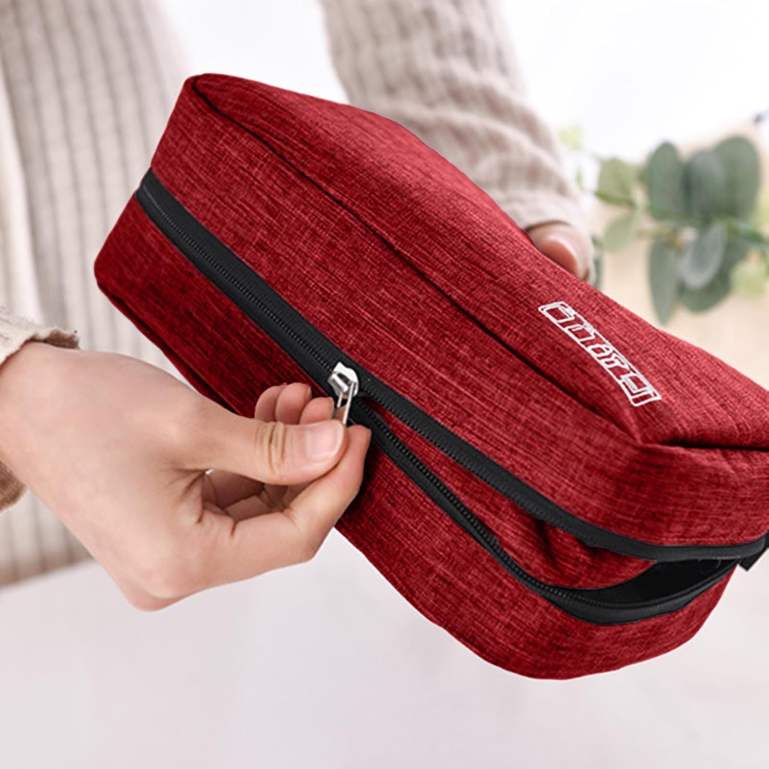 Travel toilet bag is used to store toiletries, Suitable for short-term travel use hanging toilet bag (Burgundy)