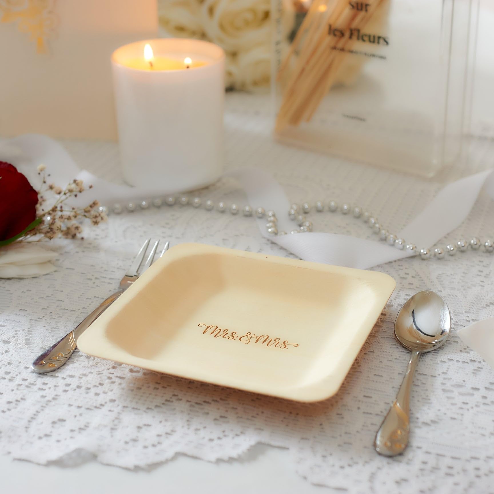 Mrs. and Mrs. Platos desechables de boda, alternativa rústica y compostable a los platos de plástico para recepciones de boda, fiestas de compromiso y cenas de ensayo (aperitivo, paquete de 50)