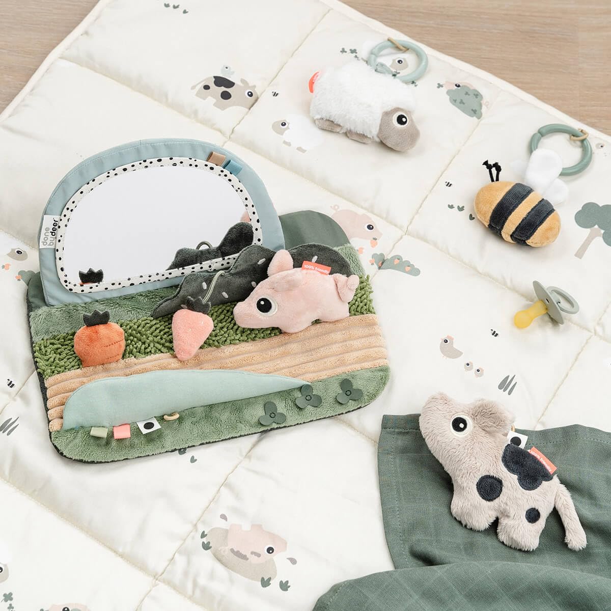 Done by Deer Miroir d’éveil Tummy Time – Jouet sensoriel bébé avec hochet, Textures, Contrastes – Miroir Ajustable antidérapant – Tiny Farm – Multicolore – 0+ Mois