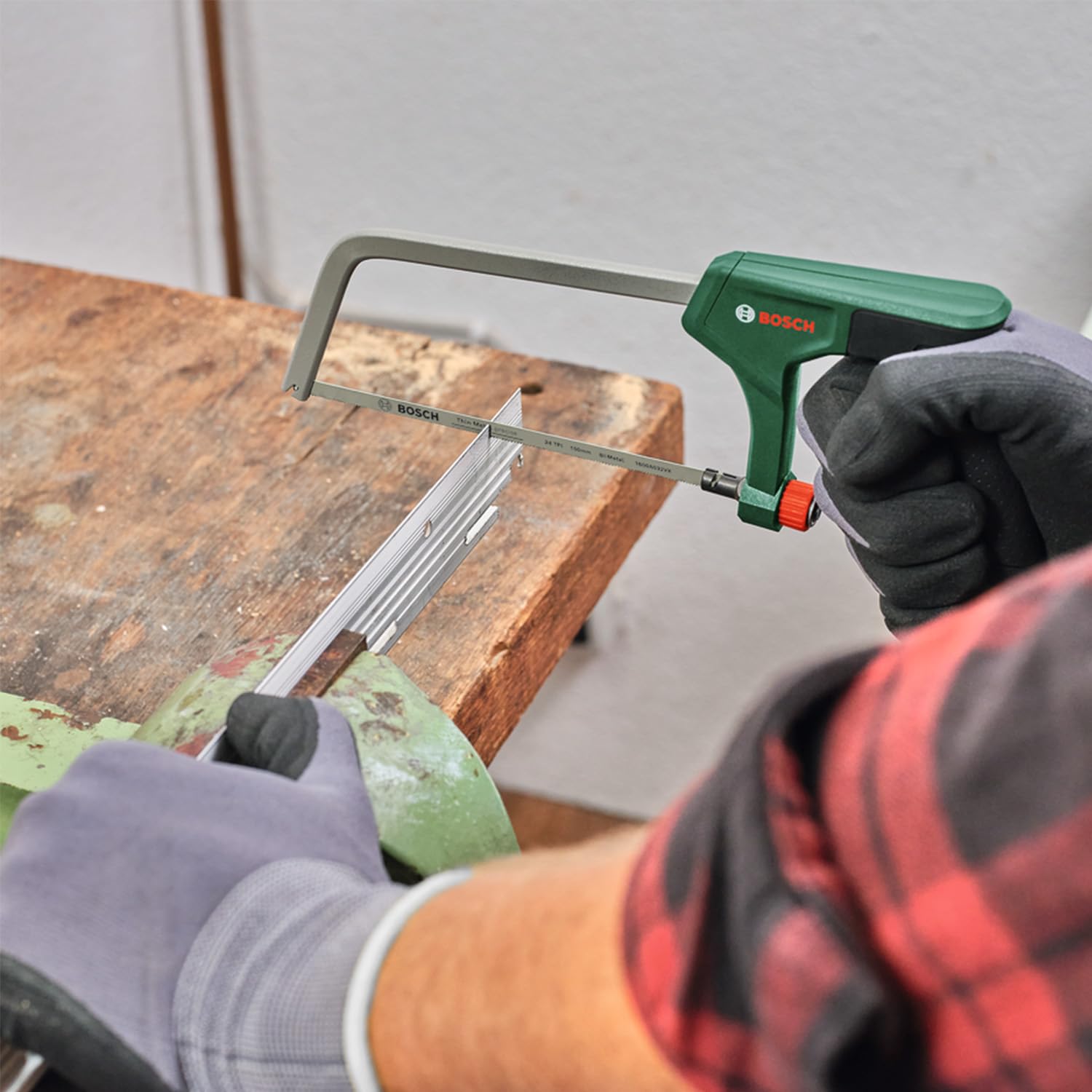 Bosch Sierra metálica 150 mm (minisierra metálica, hoja bimetálica duradera para cortes precisos metal, plástico y madera blanda; 24 TPI; fácil cambio hoja; empuñadura ergonómica)